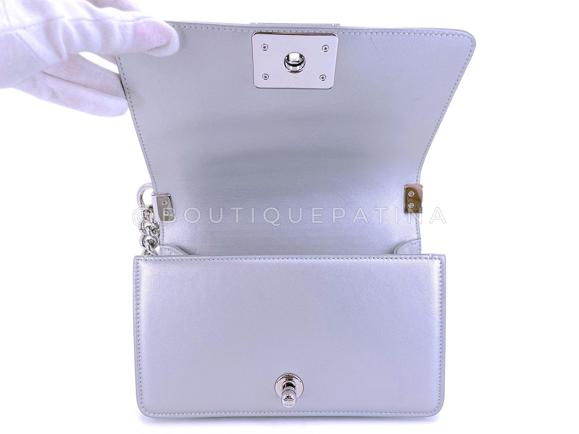 Chanel 18S Türkis Meerjungfrau schillernde Wasser Junge Klappe Tasche klein 68675 im Angebot 5