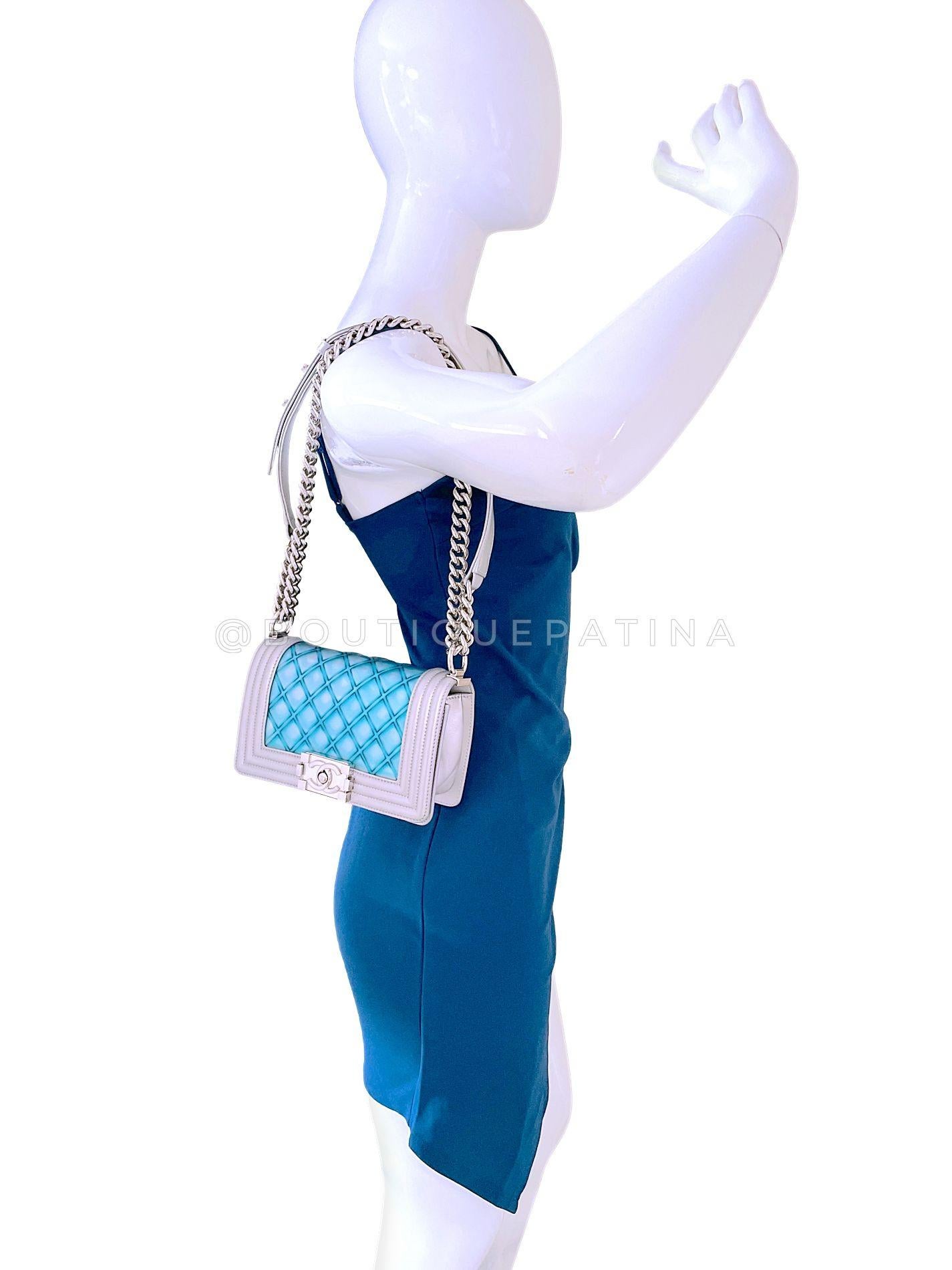 Chanel 18S Türkis Meerjungfrau schillernde Wasser Junge Klappe Tasche klein 68675 im Angebot 11