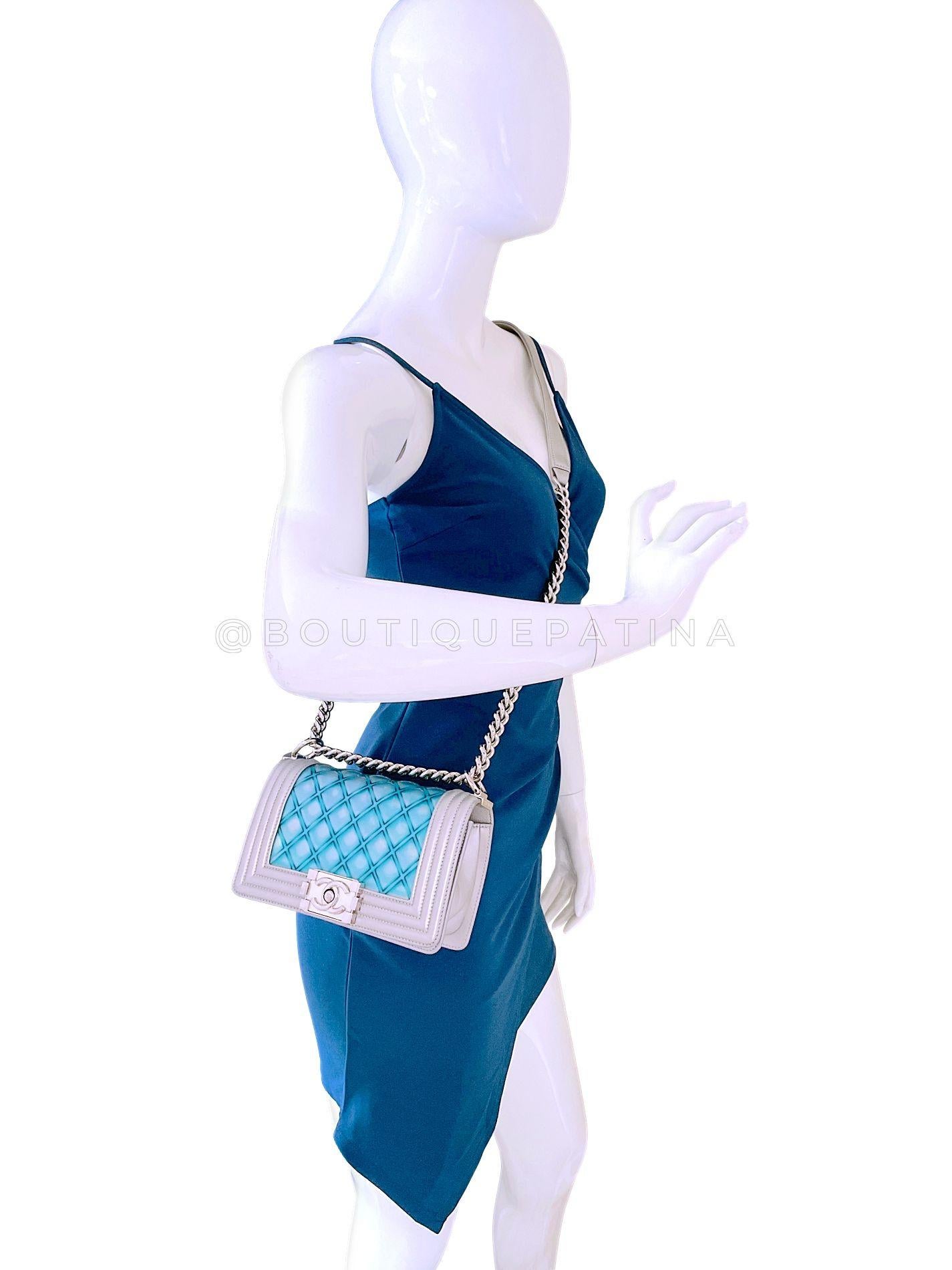 Chanel 18S Türkis Meerjungfrau schillernde Wasser Junge Klappe Tasche klein 68675 im Angebot 12