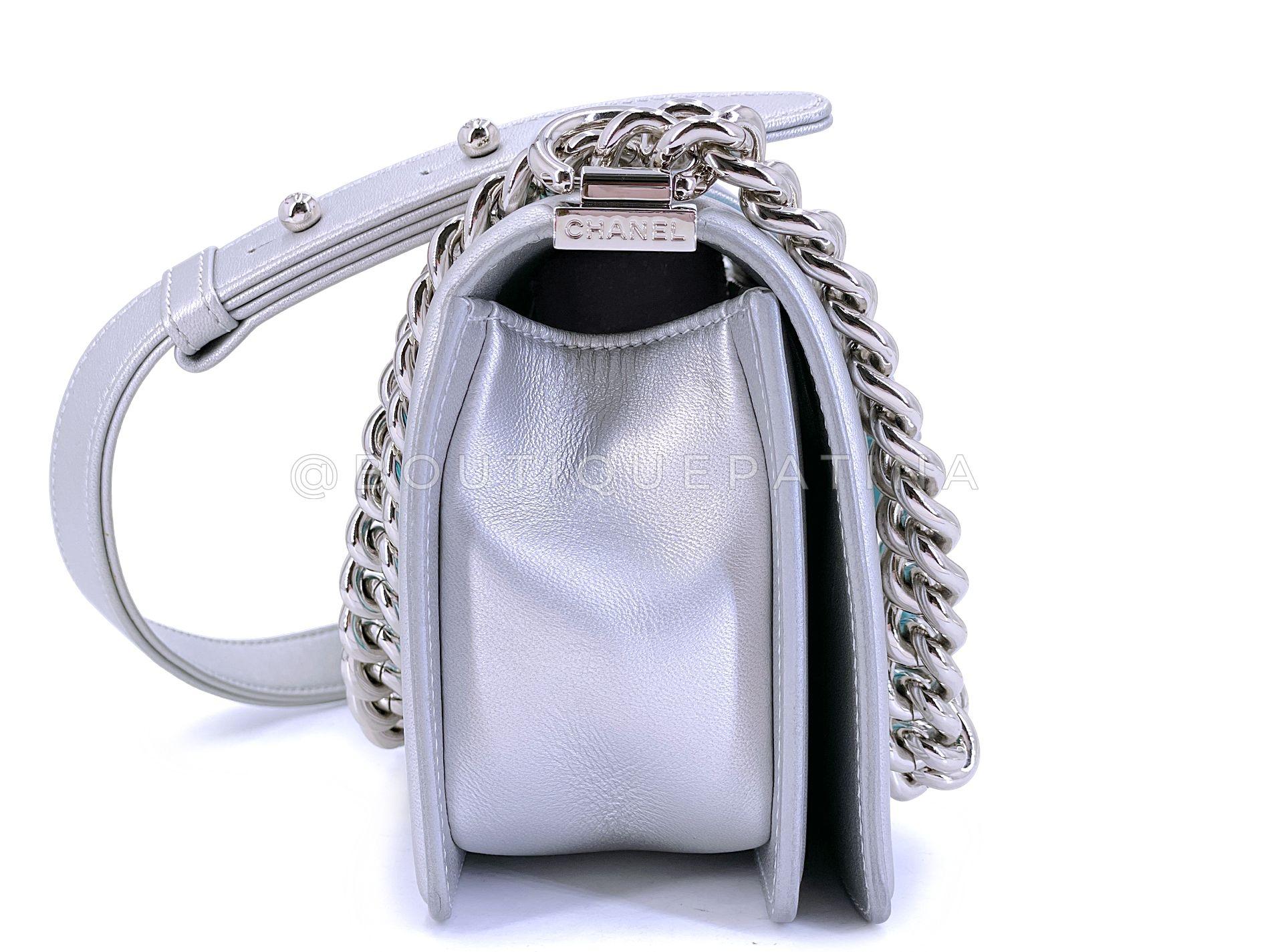Chanel 18S Türkis Meerjungfrau schillernde Wasser Junge Klappe Tasche klein 68675 im Zustand „Hervorragend“ im Angebot in Costa Mesa, CA