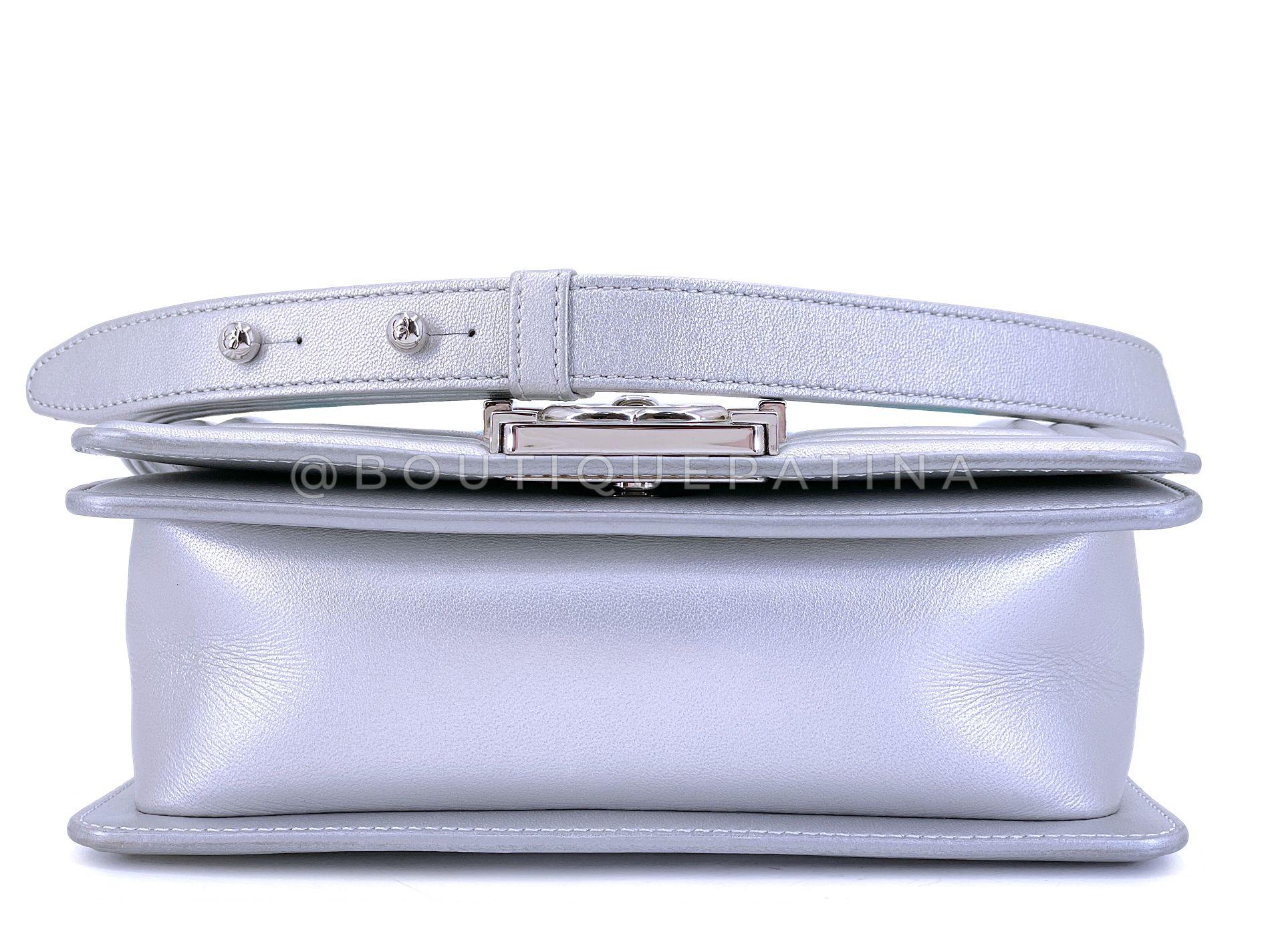 Chanel 18S Türkis Meerjungfrau schillernde Wasser Junge Klappe Tasche klein 68675 im Angebot 2