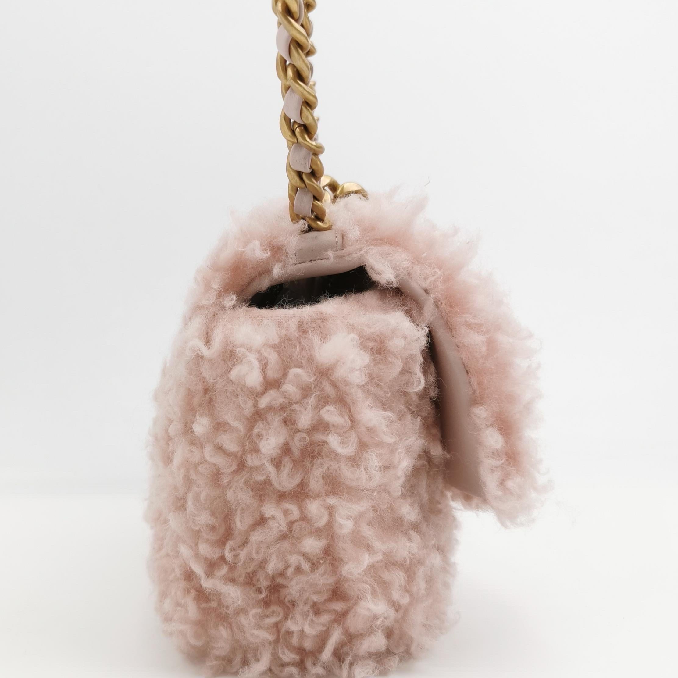 Chanel 19 Bolso 2021 Bolso pequeño con solapa de piel de oveja rosa
 Estas son fotos profesionales de la bolsa real.
 Este bolso pequeño con solapa de piel de cordero rosa Chanel 19 de 2021 es tu accesorio de invierno más mono. Elaborada con