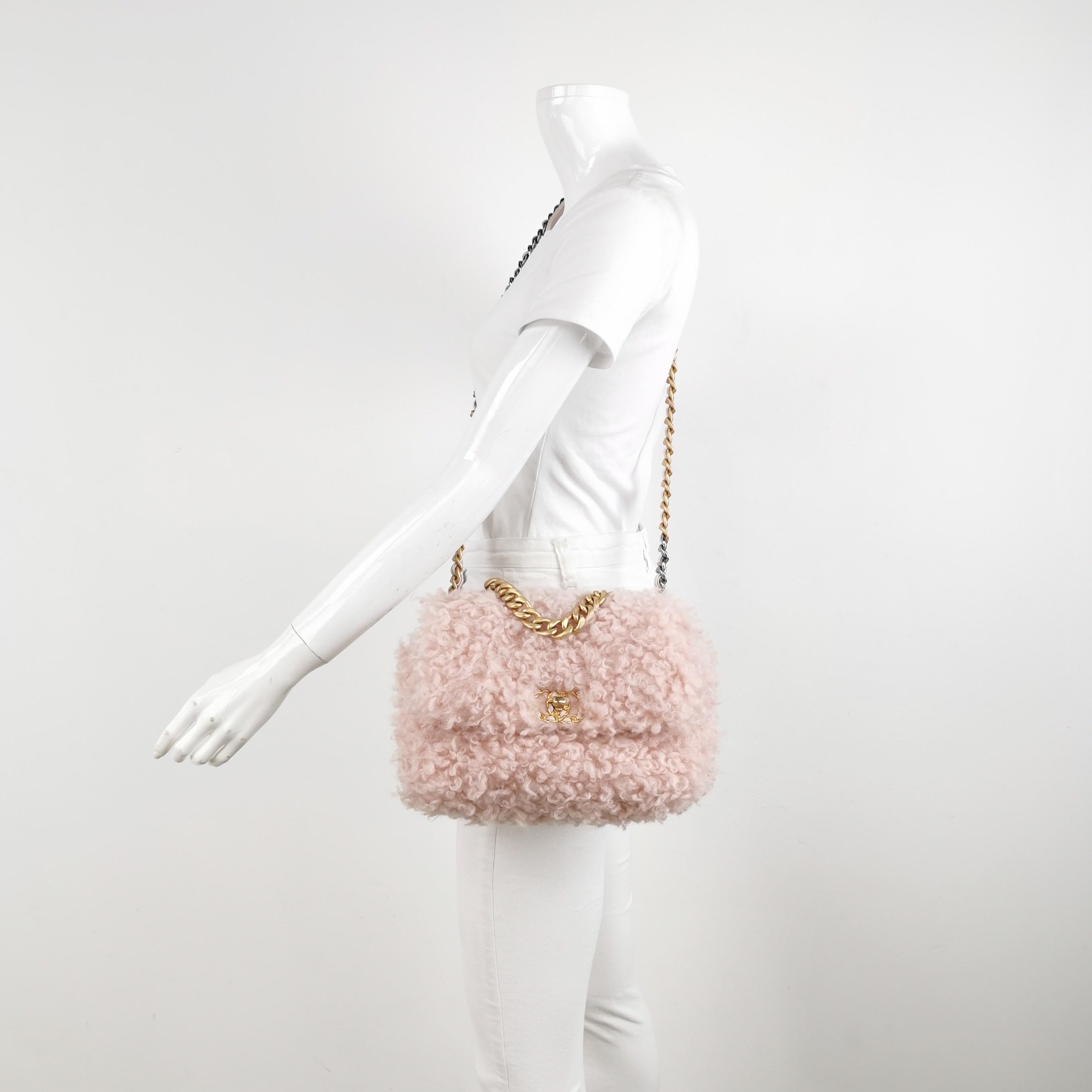Chanel 19 Bolso 2021 Bolso pequeño con solapa de piel de oveja rosa en Excelente estado para la venta en AUBERVILLIERS, FR