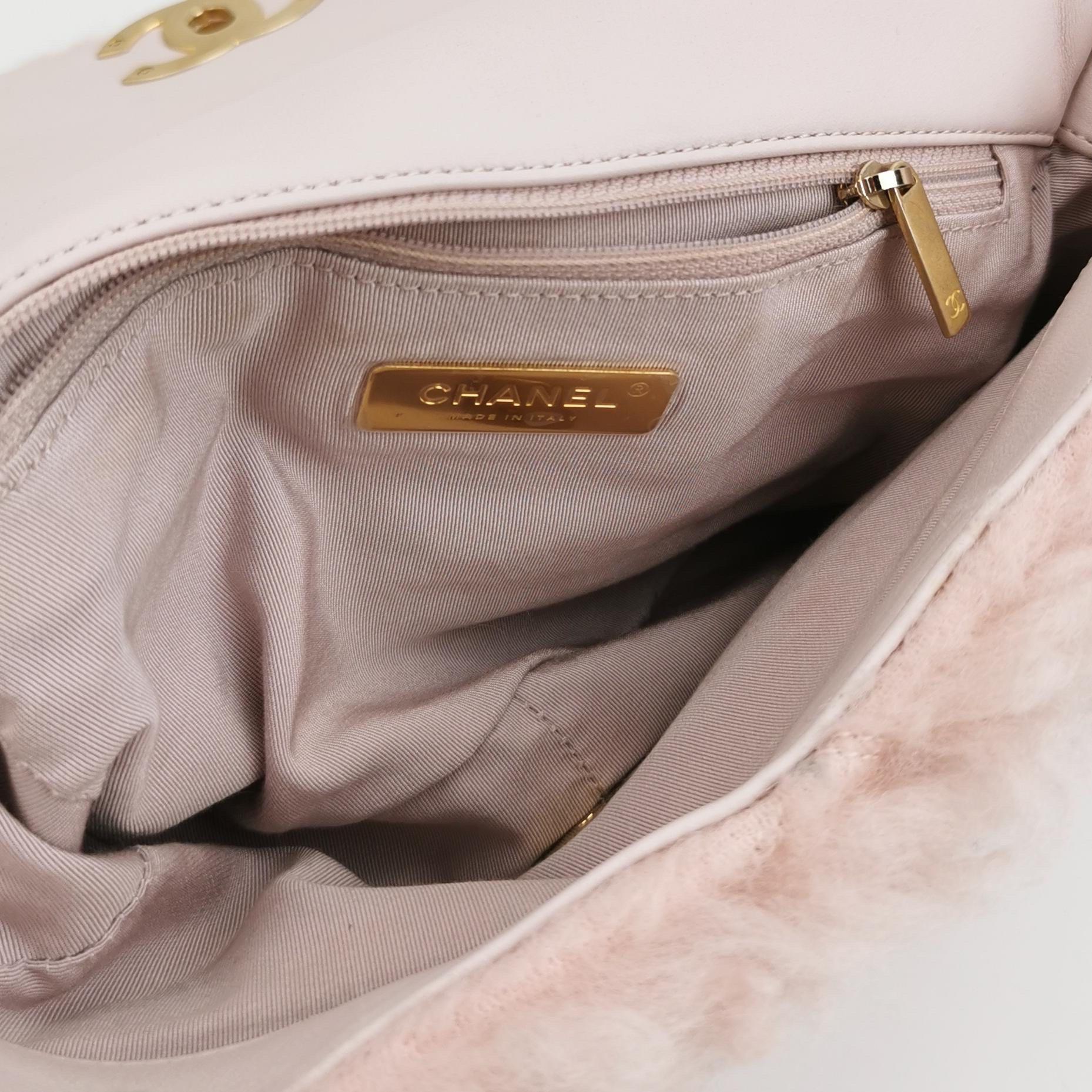 Chanel 19 Bolso 2021 Bolso pequeño con solapa de piel de oveja rosa en venta 1