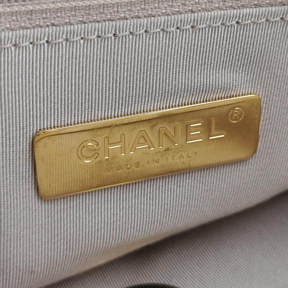 Chanel 19 Bolso 2021 Bolso pequeño con solapa de piel de oveja rosa en venta 2