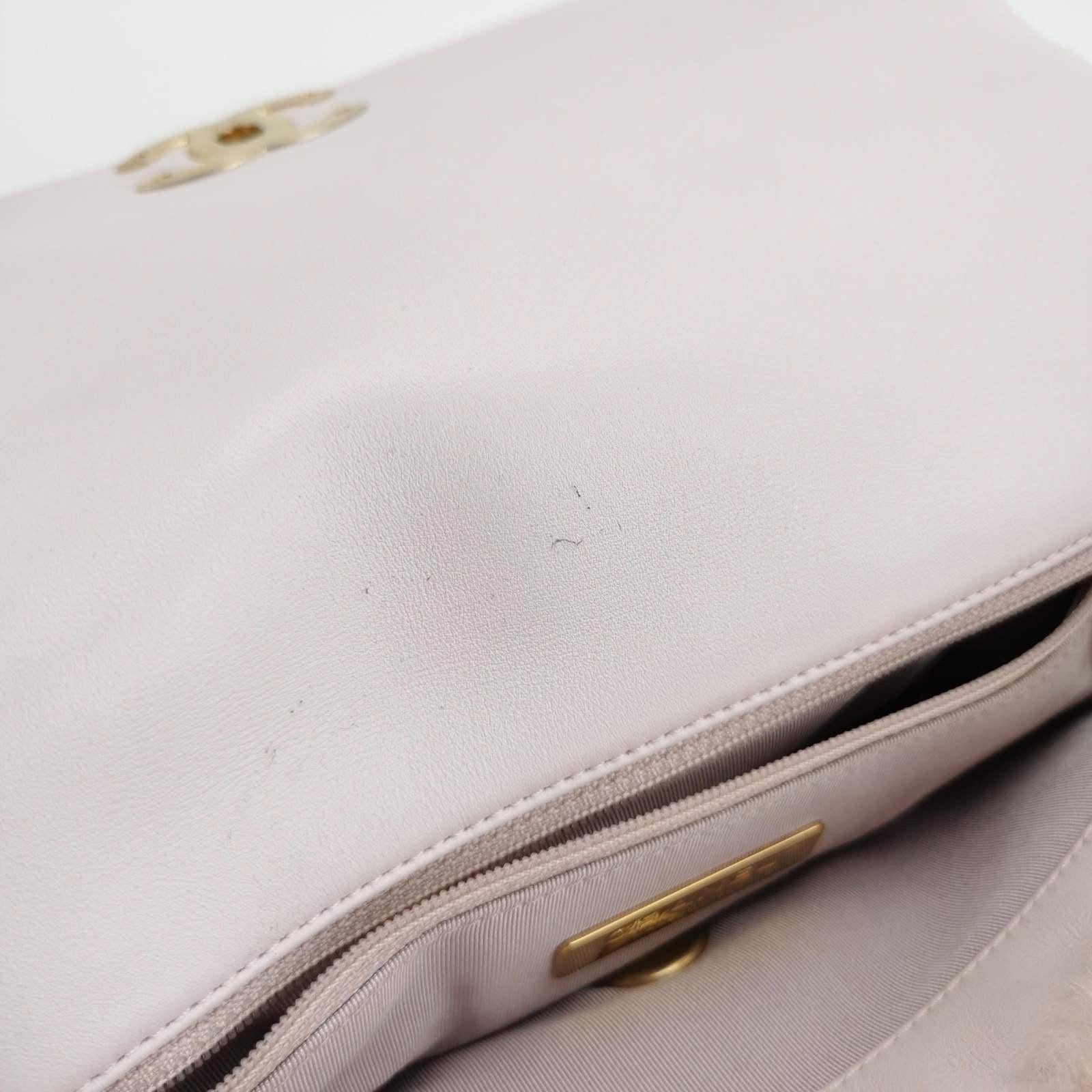 Chanel 19 Bolso 2021 Bolso pequeño con solapa de piel de oveja rosa en venta 4