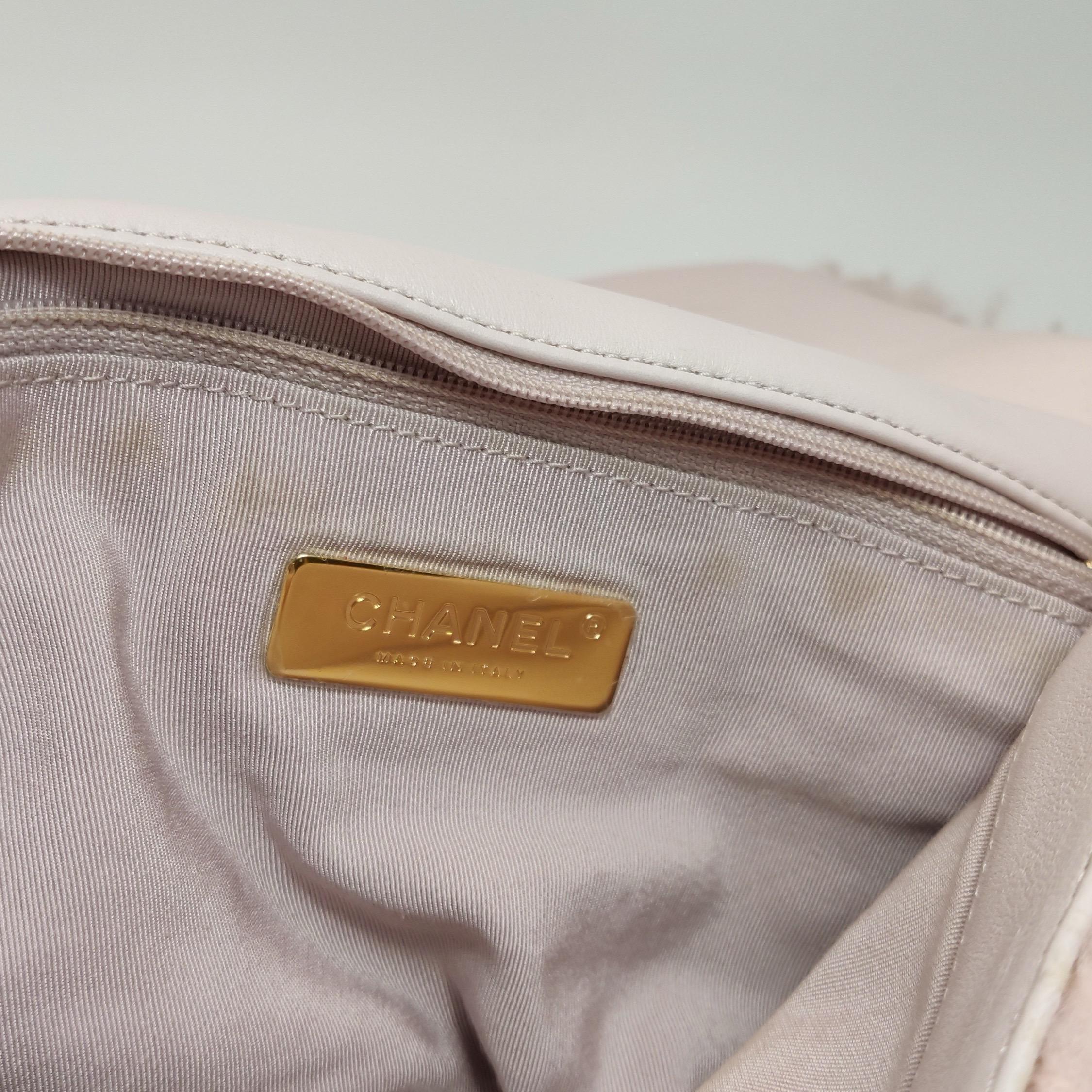 Chanel 19 Bolso 2021 Bolso pequeño con solapa de piel de oveja rosa en venta 4