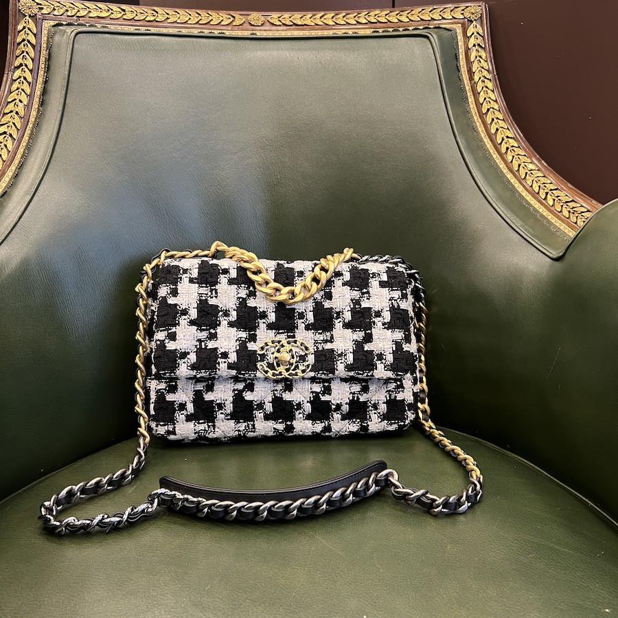 CHANEL 19 Bag in Two-tone Tweed 4