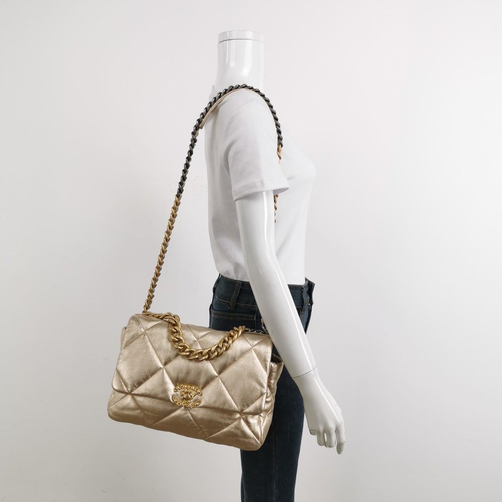 Chanel 19 Bag Medium 2021 Light Gold Crossbody Bag Dual Color Chain Queste sono foto professionali della borsa reale offerta da Luxbags. La borsa Chanel 19 è stata l'ultima borsa disegnata da Karl Lagerfeld. Possiedi un pezzo di storia grazie a