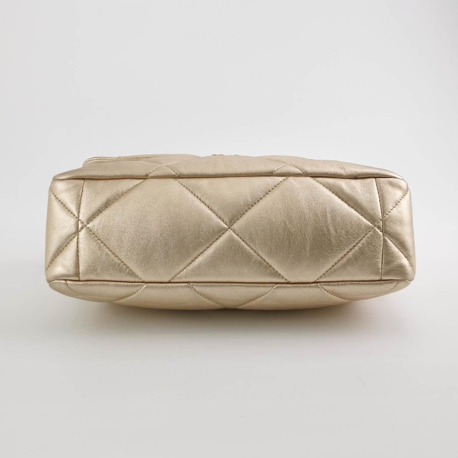 Chanel 19 Borsa Media 2021 Oro Light Crossbody Borsa Doppia Catena Colore In condizioni buone a AUBERVILLIERS, FR