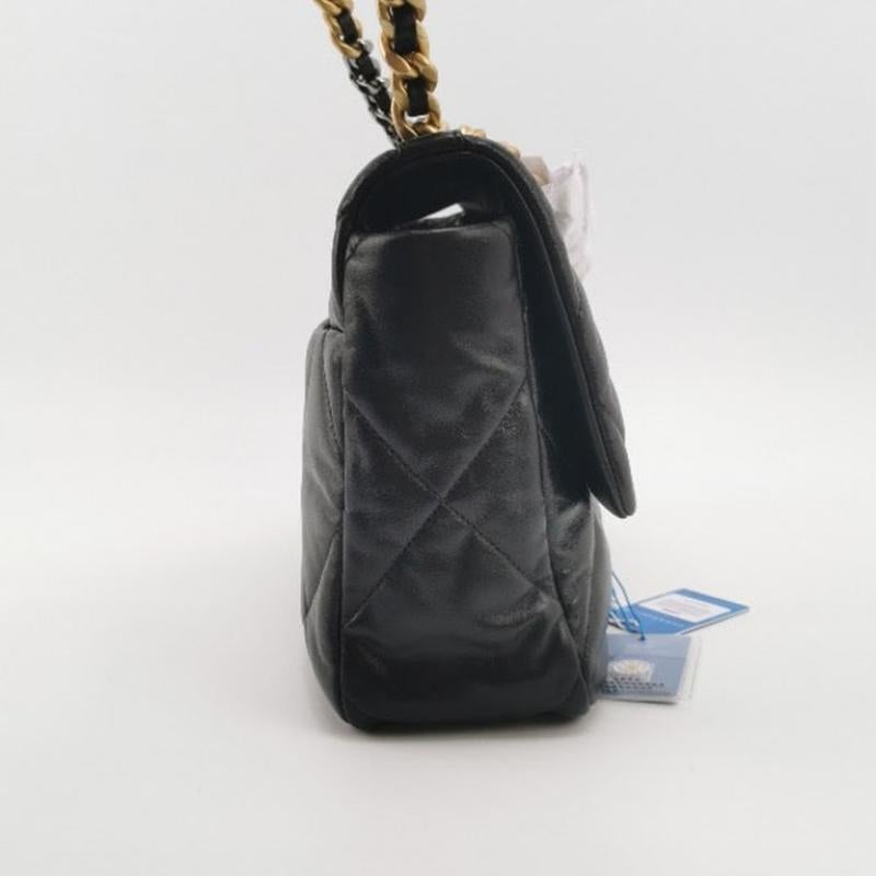 Chanel 19 Bag Small Black Lambskin Leather Crossbody Bag, 2020-2021 In Excellent Condition For Sale In AUBERVILLIERS, FR