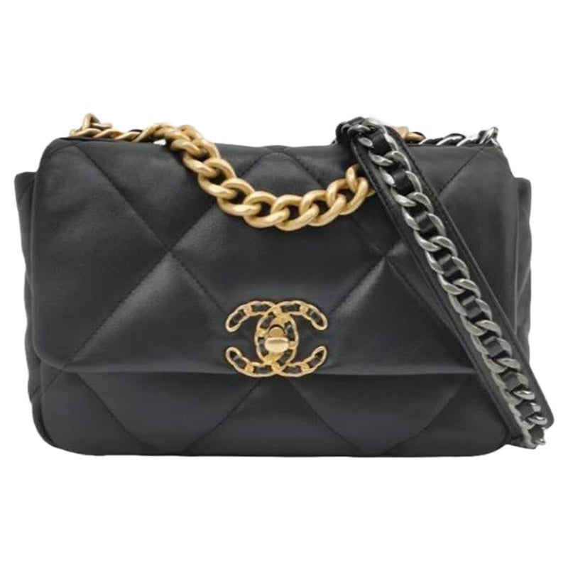 Chanel 19 Tasche Kleine Umhängetasche aus schwarzem Lammfell aus Leder, 2020-2021