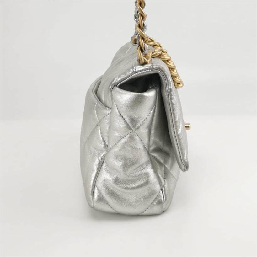 Chanel 19 petit sac à bandoulière argenté Excellent état - En vente à AUBERVILLIERS, FR