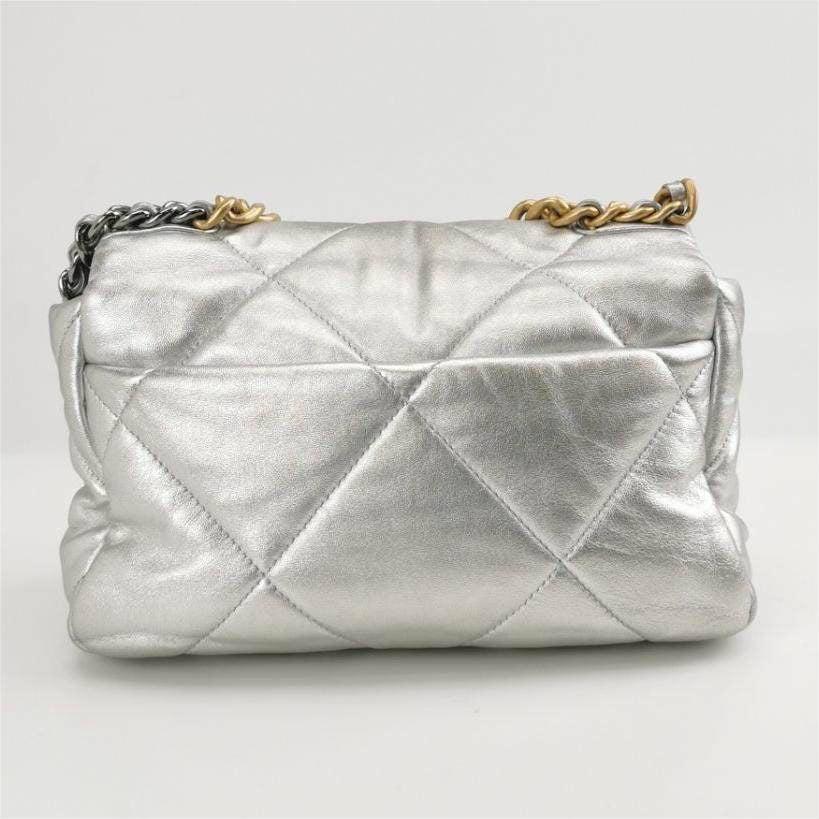Chanel 19 Bolso Crossbody Pequeño Plateado en Bueno estado para la venta en AUBERVILLIERS, FR