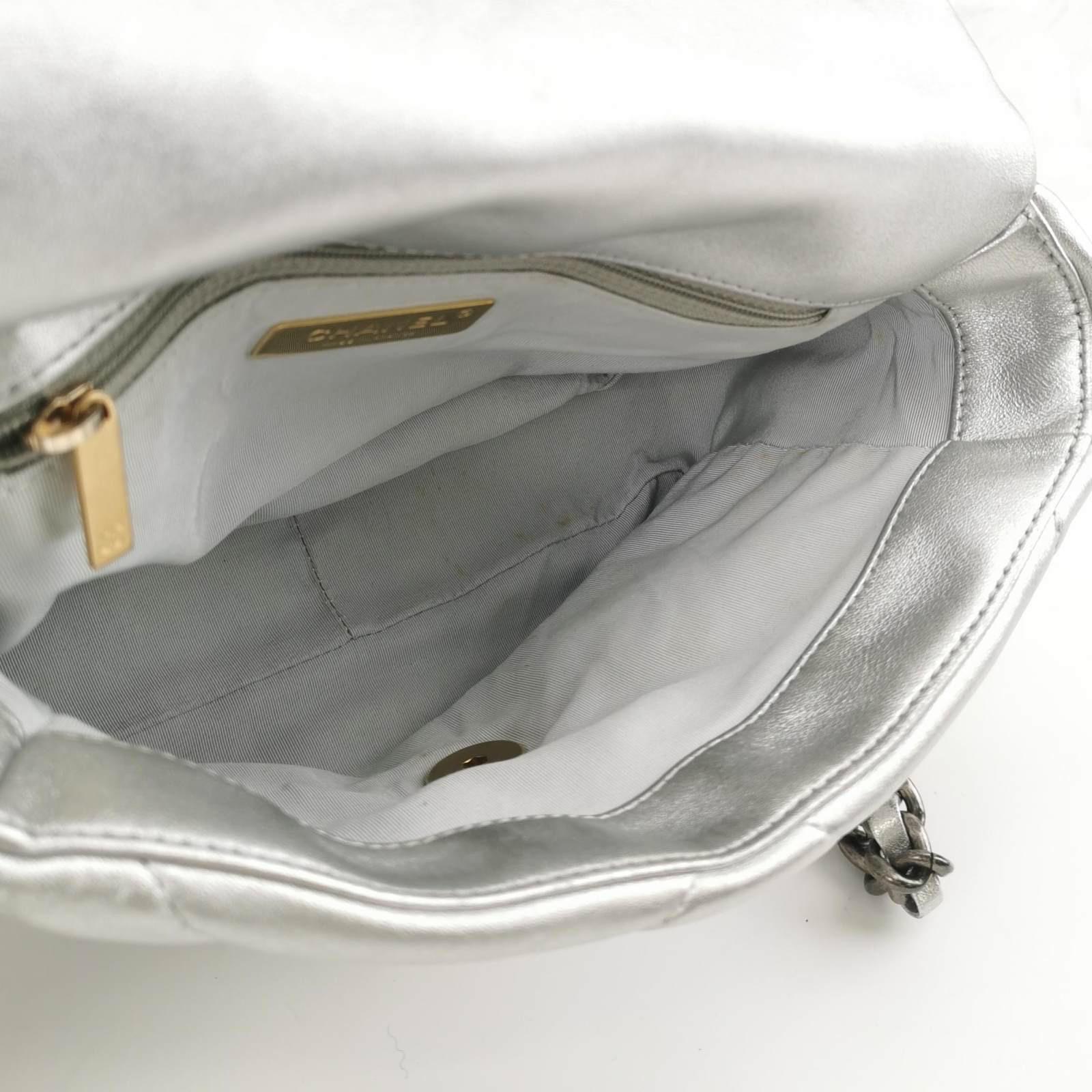 Chanel 19 petit sac à bandoulière argenté en vente 2