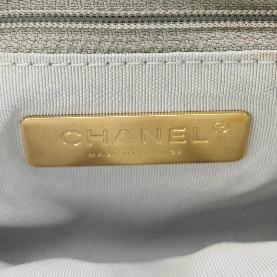 Chanel 19 petit sac à bandoulière argenté en vente 3
