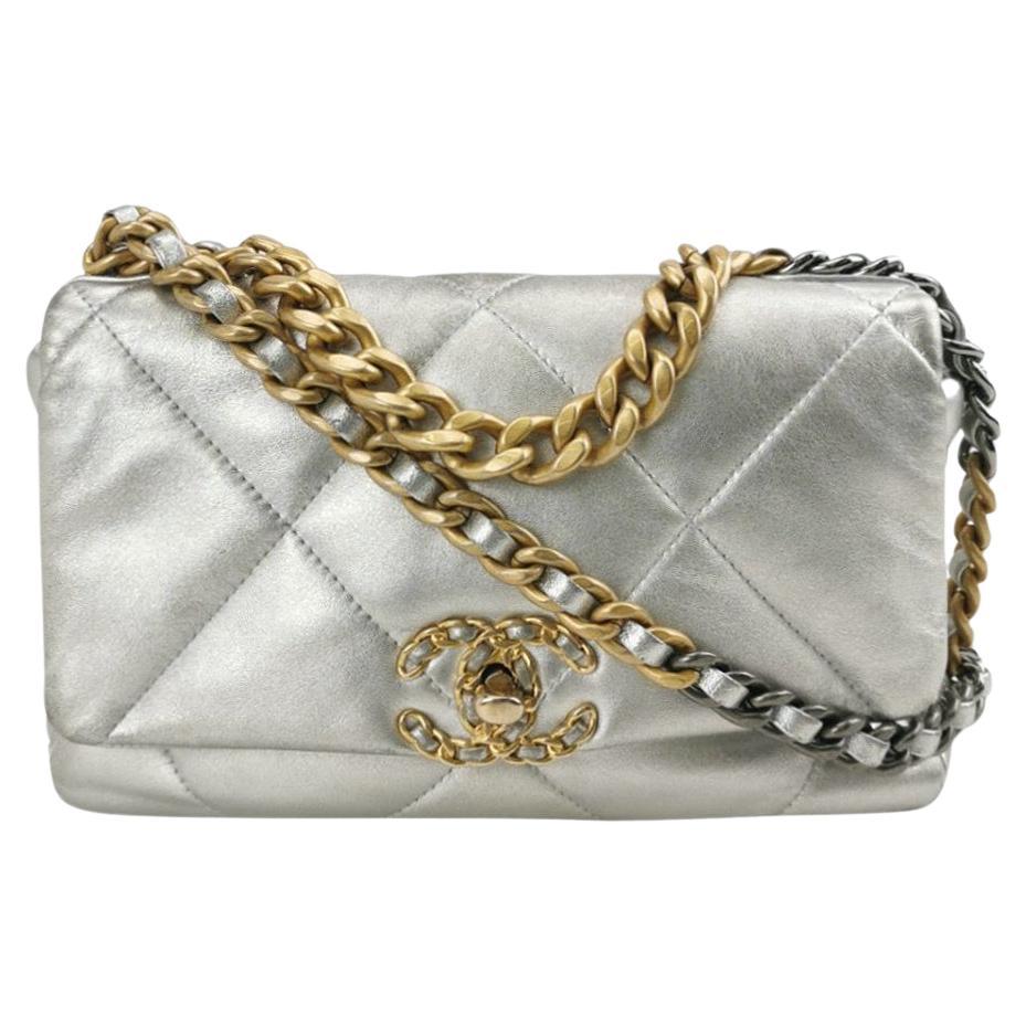 Chanel 19 petit sac à bandoulière argenté en vente