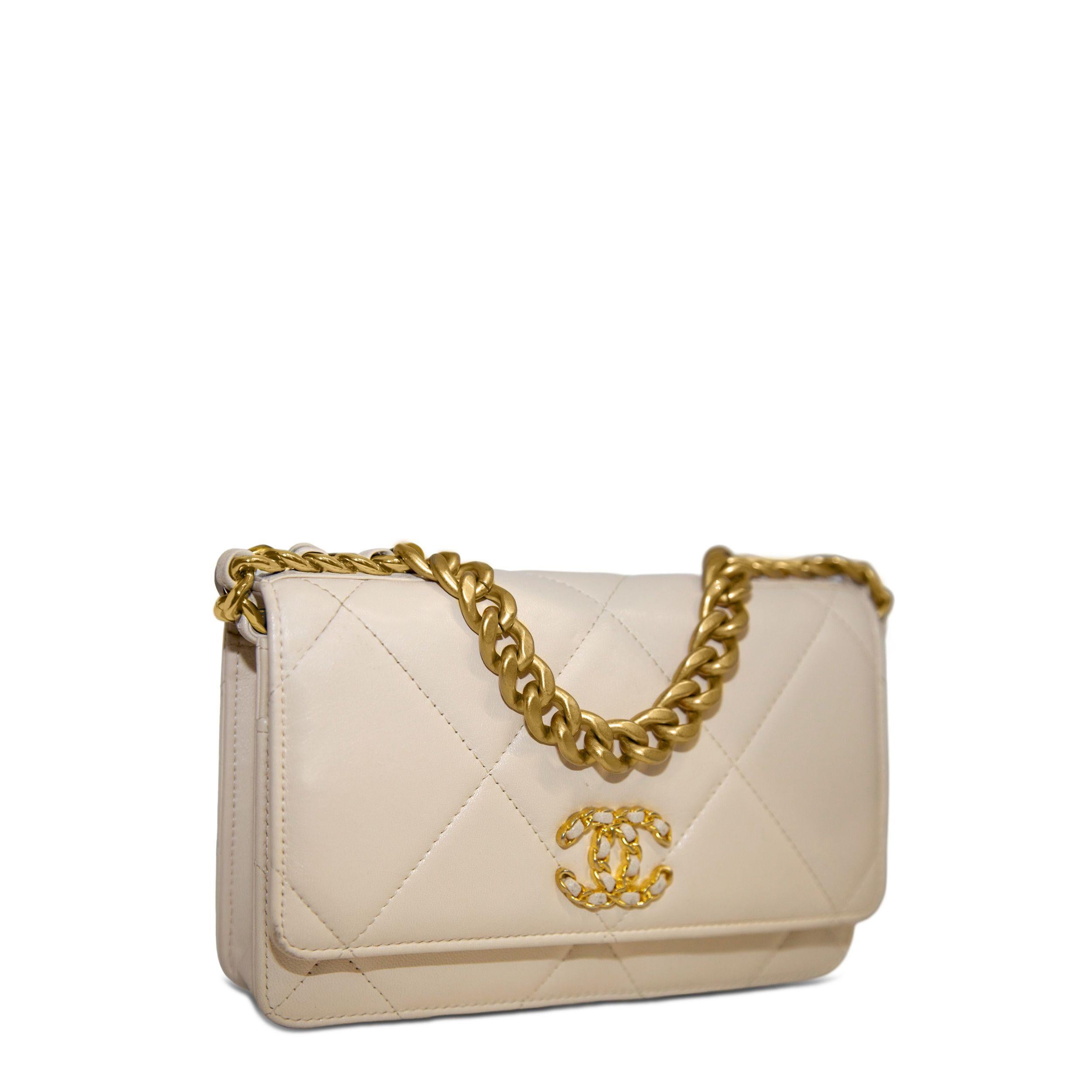 - Circa 2019
- Beige calfskin leather
- Diamond quilting
- Mixed antique gold and silver tone hardware
- Magnetic closure
- Signature CC clasp in interwoven chain effect
- Shoulder strap with leather pad for comfort
- Top handle

Comes with dust bag
