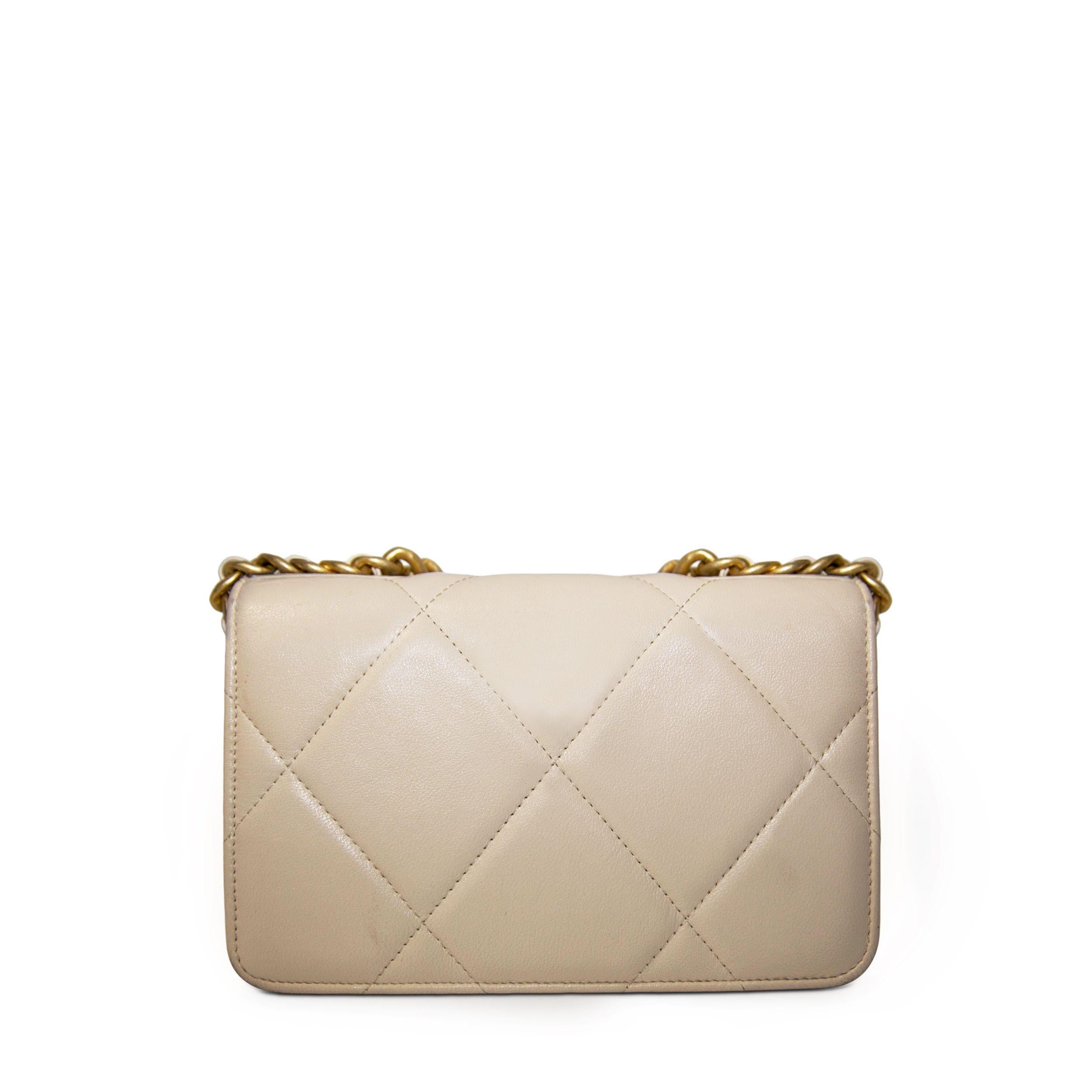 Chanel 19 Beige Wallet On Chain In Good Condition For Sale In London, GB