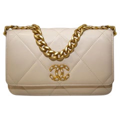 Chanel 19 Portafoglio beige con catena