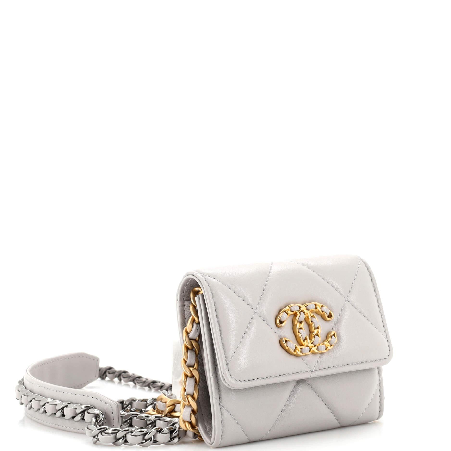 Chanel 19 Card Holder on Chain Quilted Lambskin In Good Condition In NY, NY