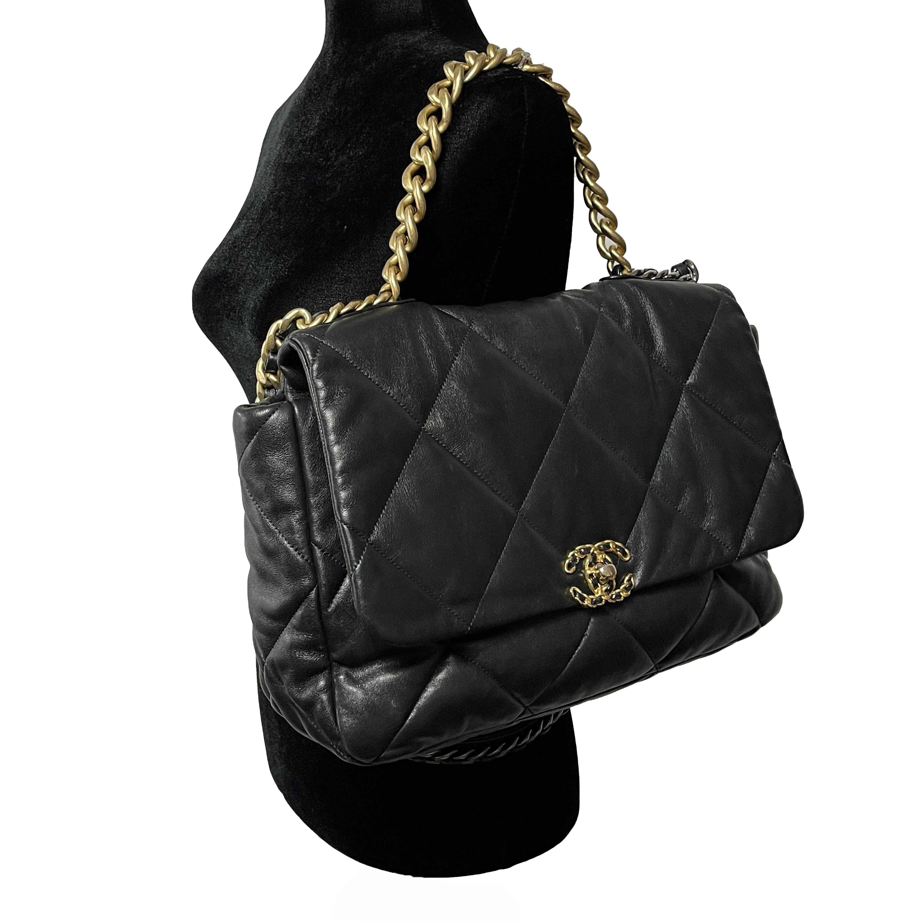 CHANEL 19 - CC Chain Maxi Black / Multi Metal Quilted Lambskin Flap Shoulder Bag In Excellent Condition In Sanford, FL