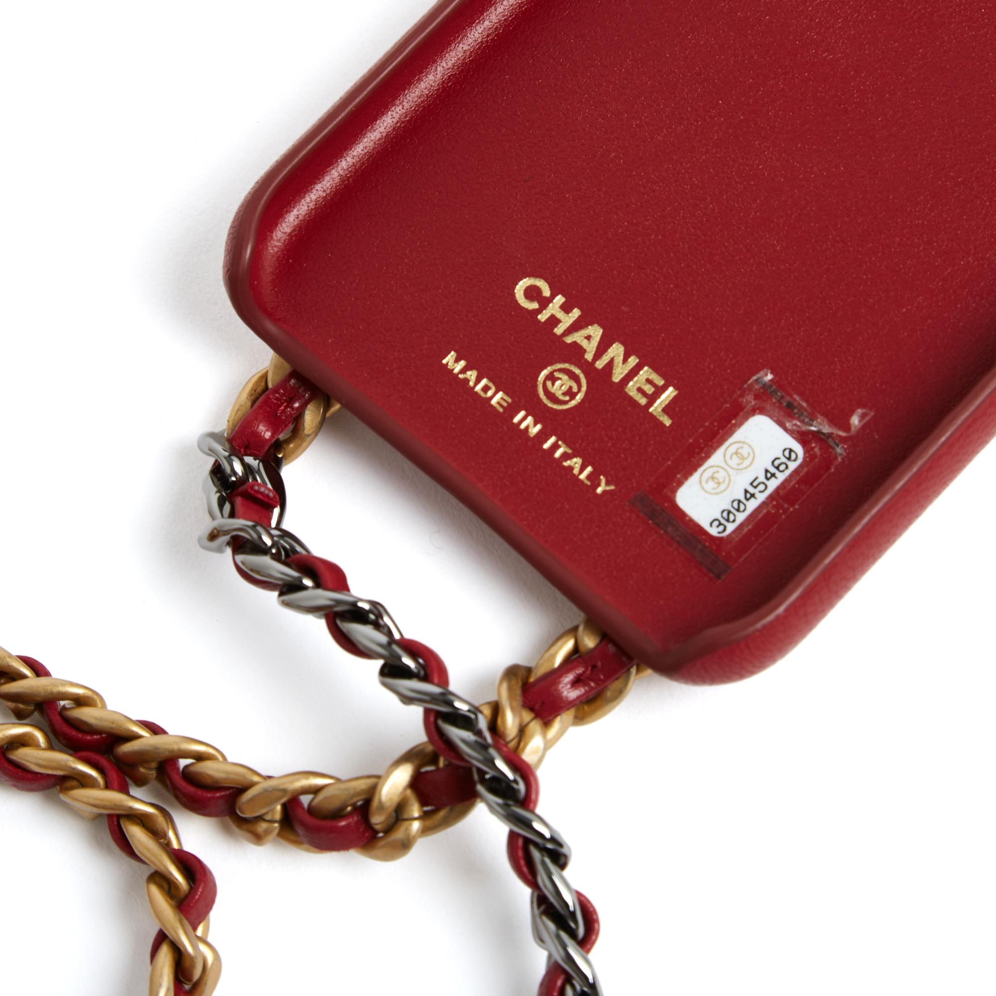 Brown Chanel 19 Etui Telephone 2020 Red Quilted Phone Case and Strap for iPhone 11 or For Sale