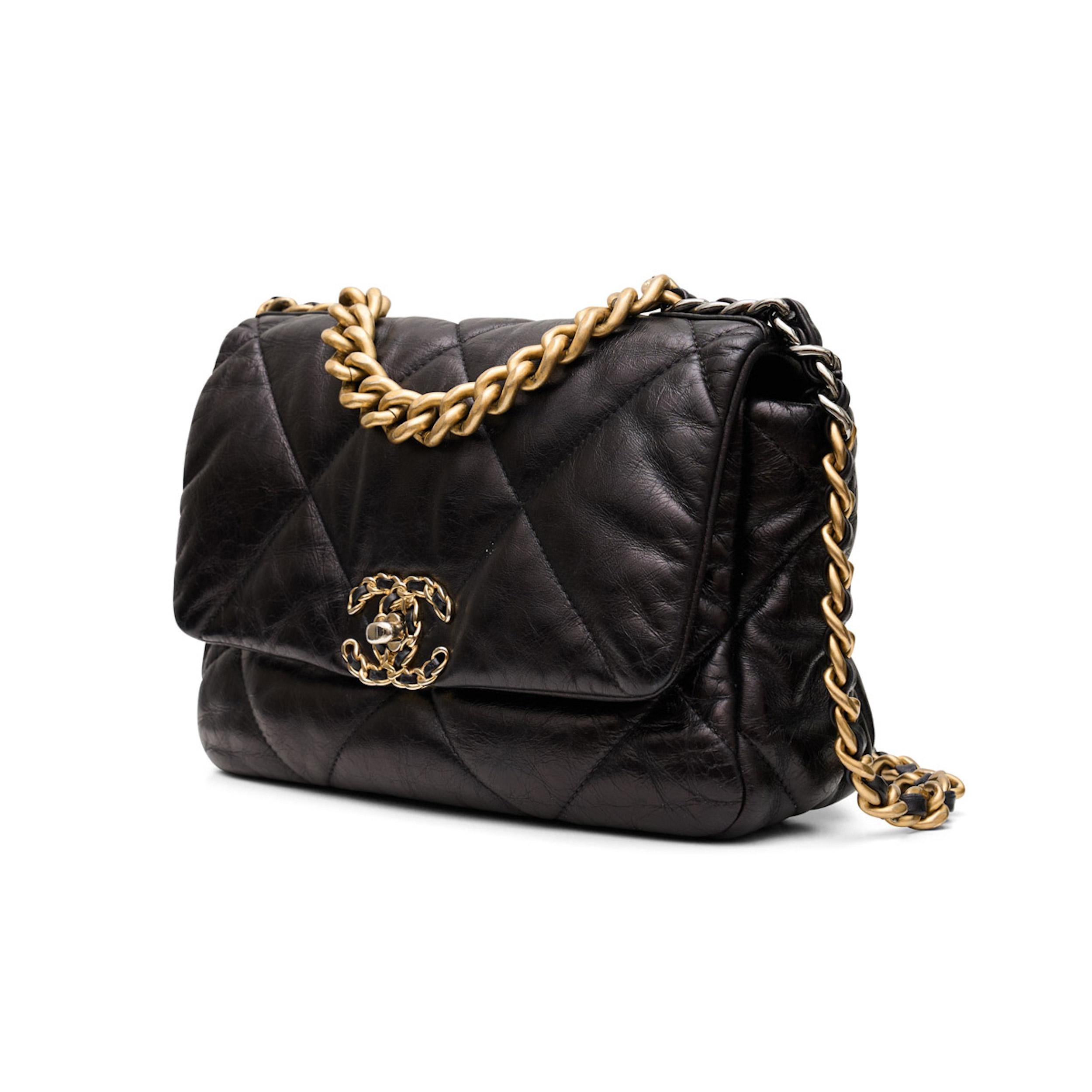 *Chanel 19
*Black
*Shiny lambskin
*Gold-tone, silver-tone & ruthenium-finish metal
*Mixed hardware
*Signature interlocking CC logo
*Turn-lock fastening
*Main compartment
*Strap: 105 cm
*Serial code: 30972408, Year 2020
*Condition: Very Good

This
