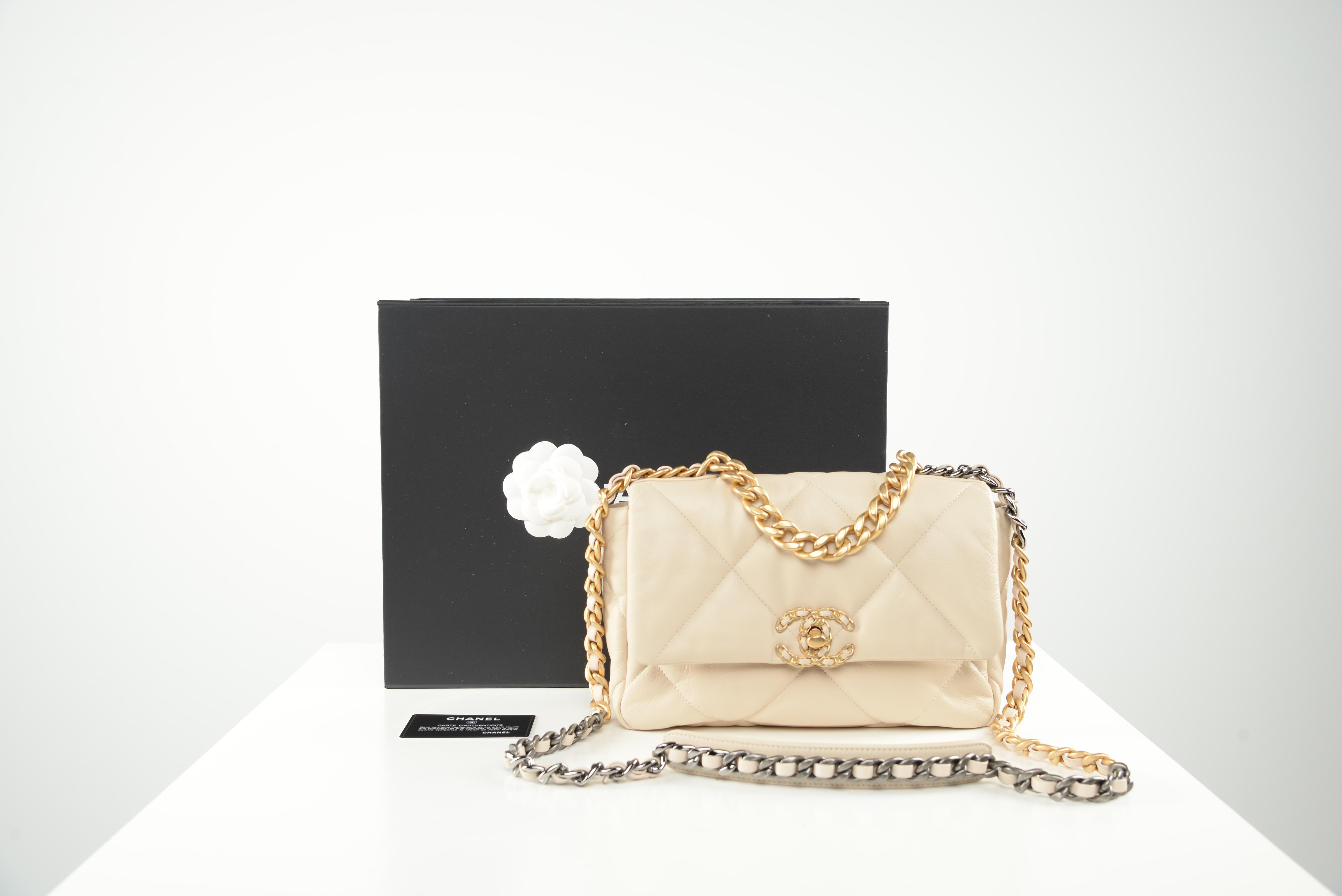 From the collection of SAVINETI we offer this Chanel 19 Flap Bag:
-	Brand: Chanel
-	Model: 19 Flap Bag (Colour: Cream; Regular Size)
-	Year: 2019
-	Code: 30427490
-	Condition: Very good - has been worn only 2 times (see pictures)
-	Materials:
