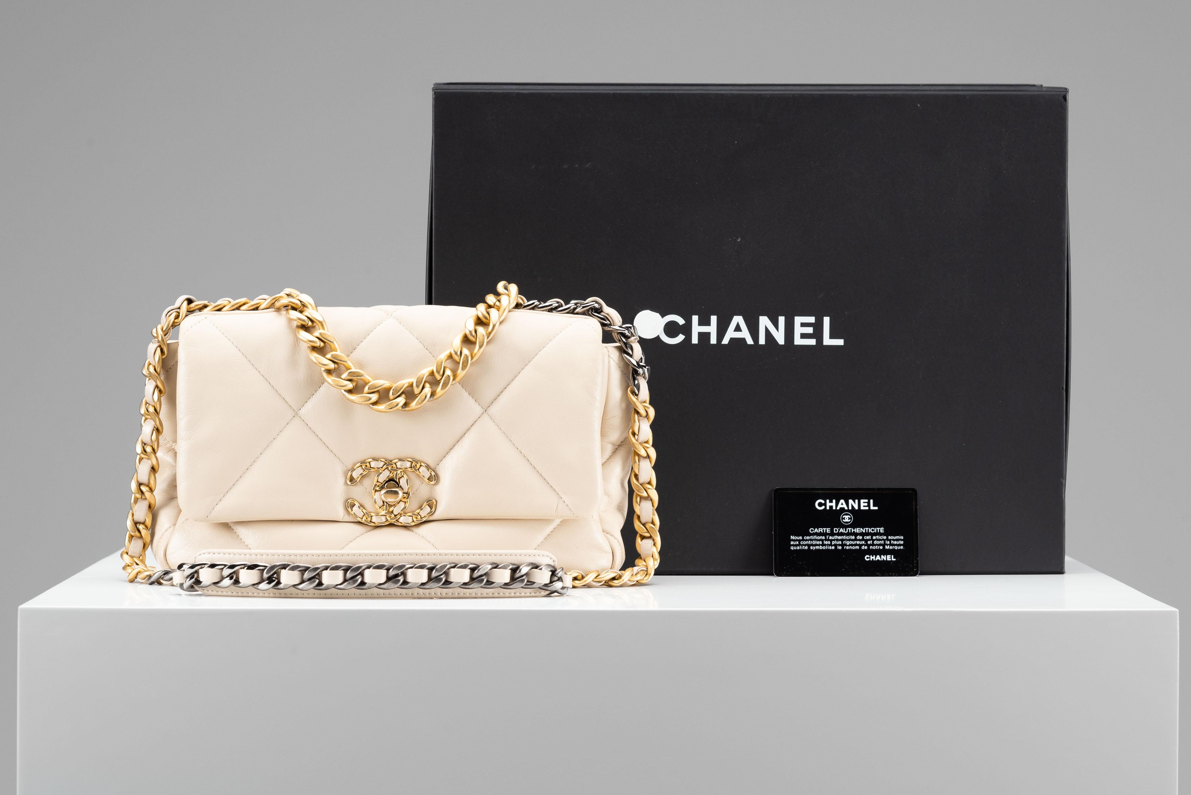 From the collection of SAVINETI we offer this Chanel 19 Flap Bag:
-	Brand: Chanel
-	Model: 19 Flap Bag (Colour: Cream; Regular Size)
-	Year: 2019
-	Code: 30427490
-	Condition: Good (small signs of use on the leather of the CC logo) 
-	Materials: