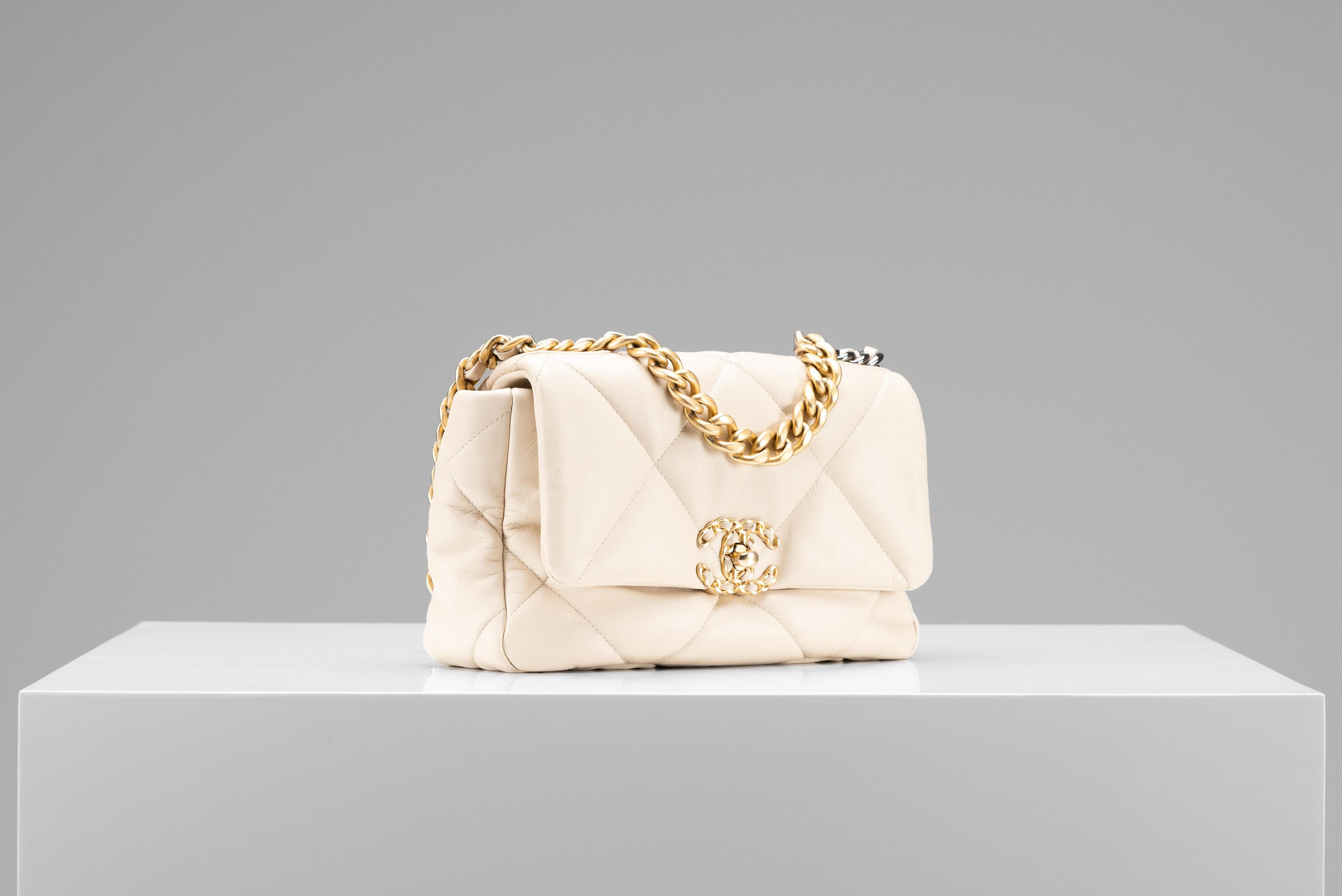 Chanel 19 Flap Bag Cream Quilted Lambskin Leather In Good Condition In Roosendaal, NL
