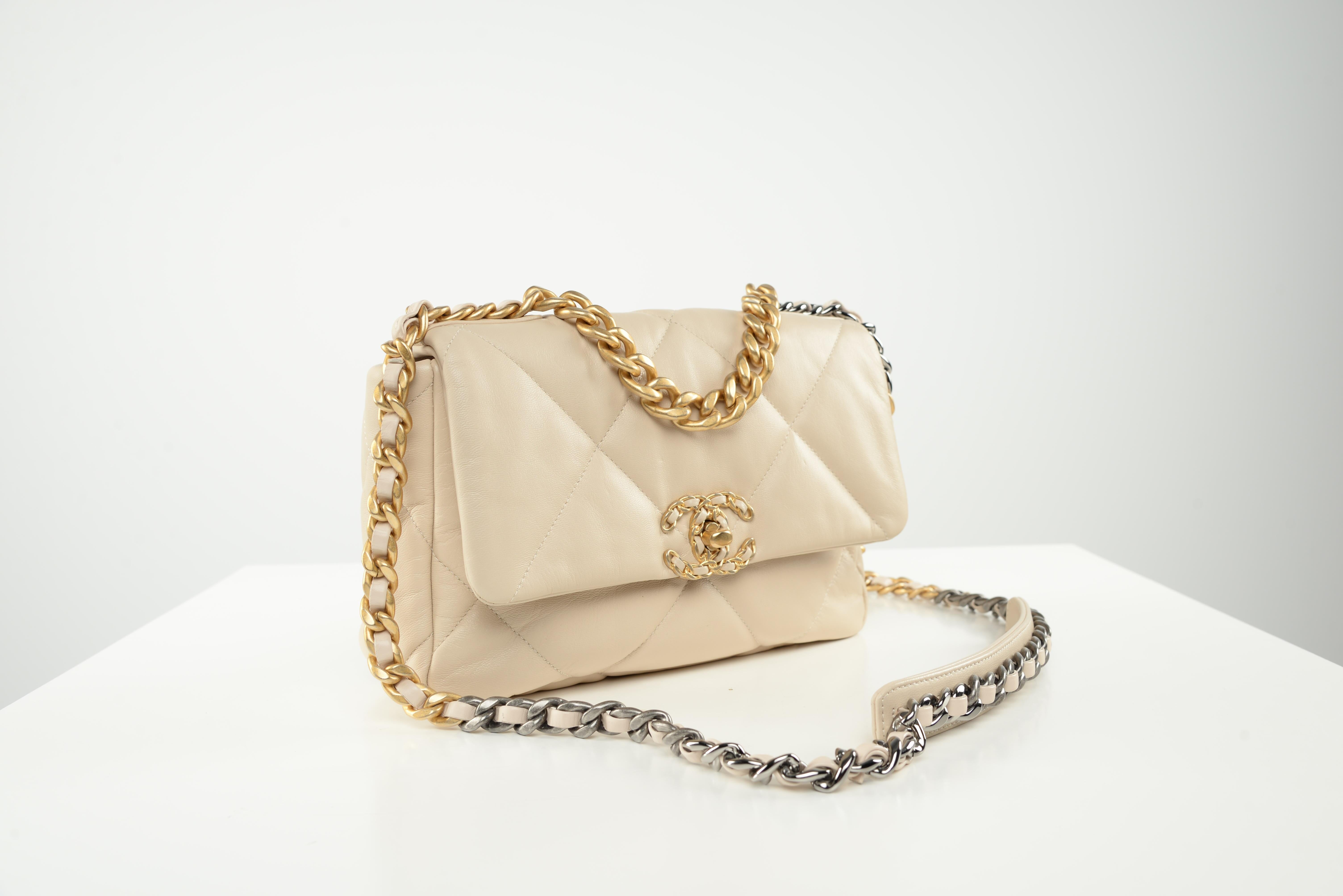 Chanel 19 Flap Bag Cream Quilted Lambskin Leather In Good Condition In Roosendaal, NL
