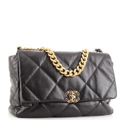 Sac à rabat en cuir matelassé Maxi Chanel 19