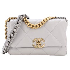 Sac à rabat Chanel 19 en cuir matelassé de taille moyenne