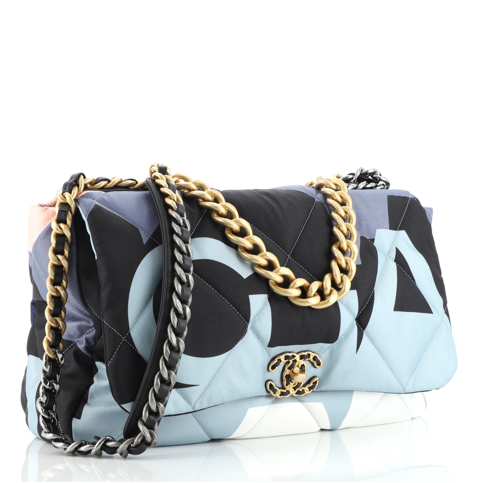Chanel 19 Klappe Tasche gesteppt gedruckt Seide Maxi im Zustand „Gut“ in NY, NY