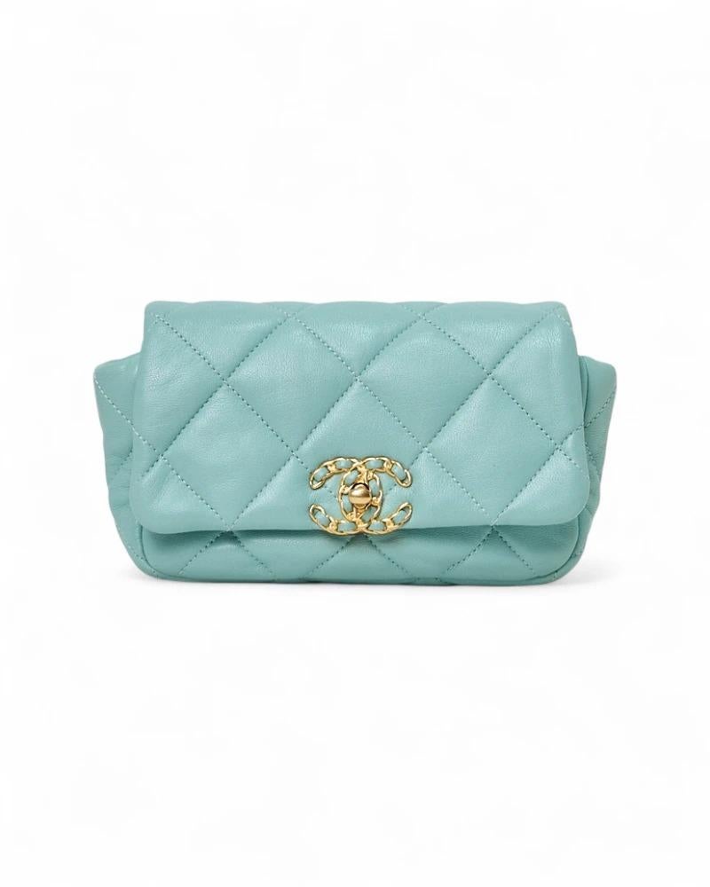 Chanel Designer-Gürteltasche, Modell 19 Flap im Miniformat, aus gestepptem Leder in der Farbe Tiffany mit zweifarbiger silberner Hardware. Die Frontklappe ist mit dem klassischen CC