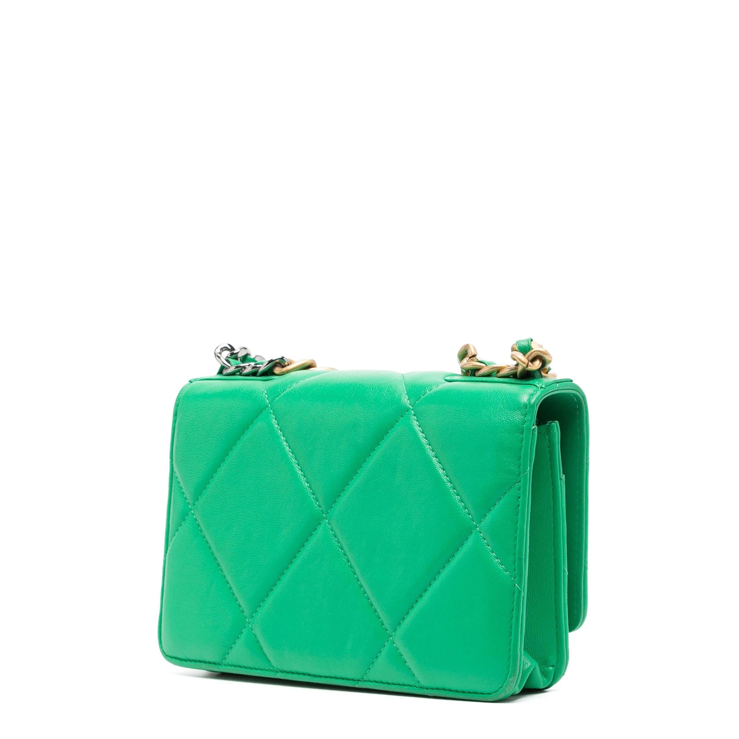 - Circa 2019
- Green calfskin leather
- Diamond quilting
- Mixed antique gold and silver tone hardware
- Magnetic closure
- Signature CC clasp in interwoven chain effect
- Shoulder strap with leather pad for comfort
- Top handle
- Comes with