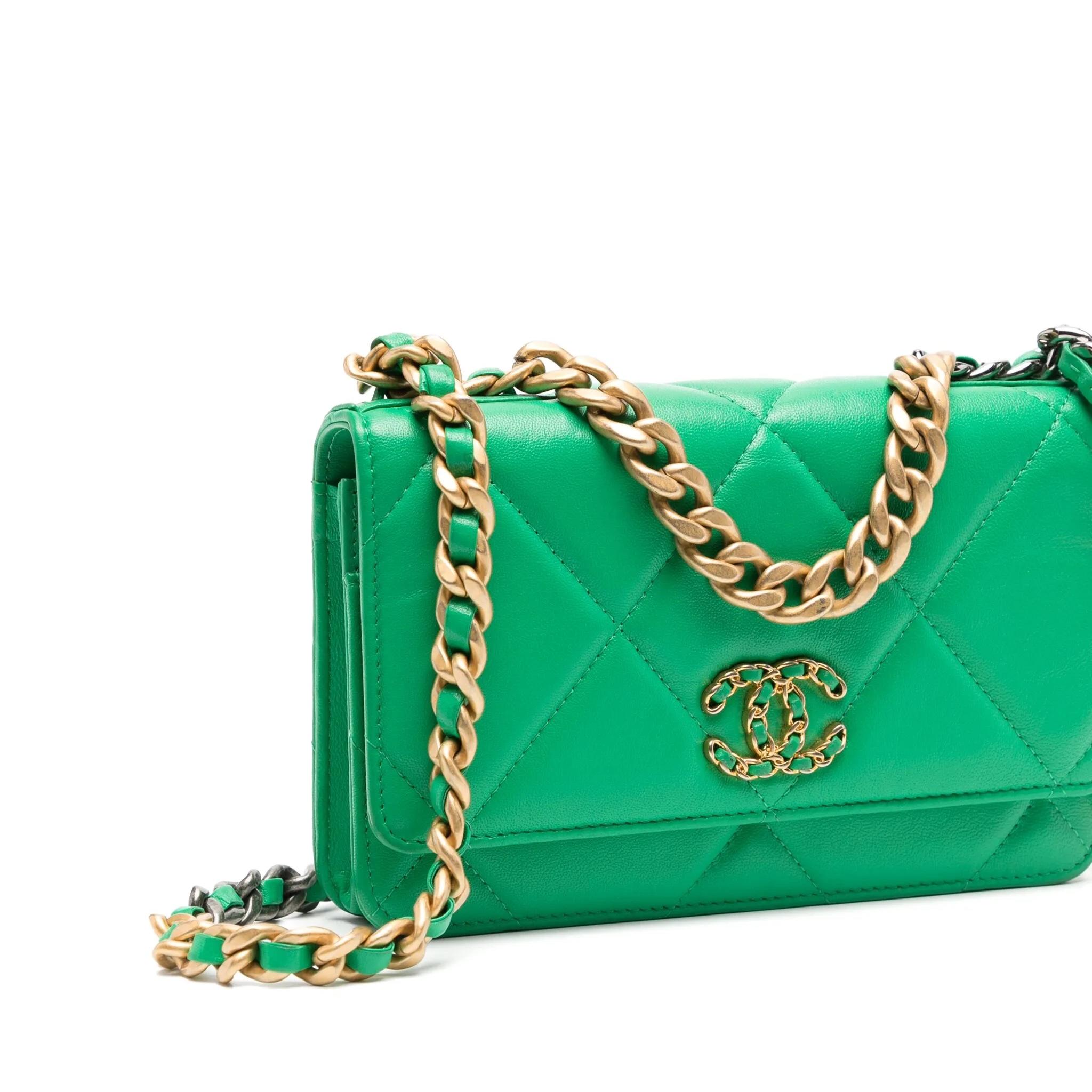 Chanel 19 Green Wallet On Chain In Good Condition In London, GB