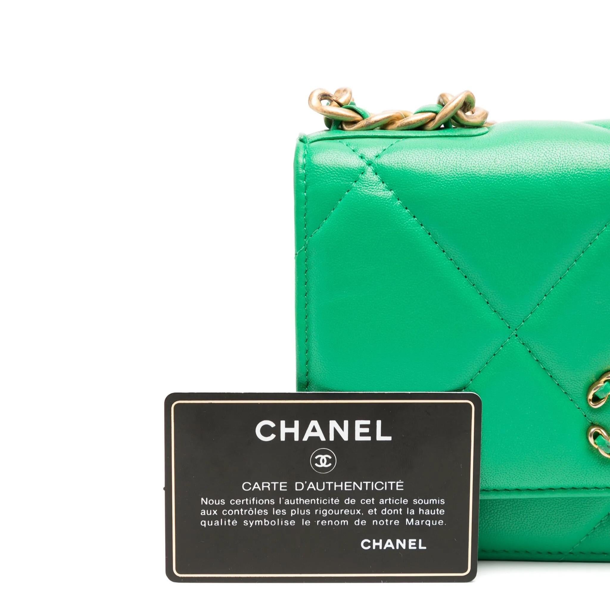 Chanel 19 Green Wallet On Chain 1