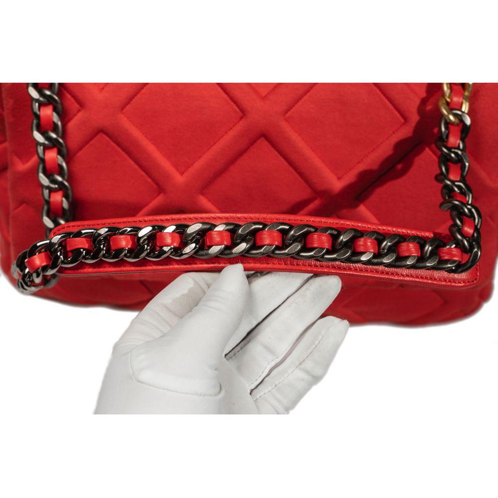 CHANEL, 19 in red canvas 7