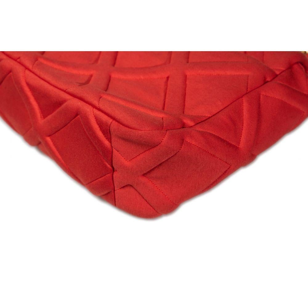 CHANEL:: 19 in roter Leinwand 11
