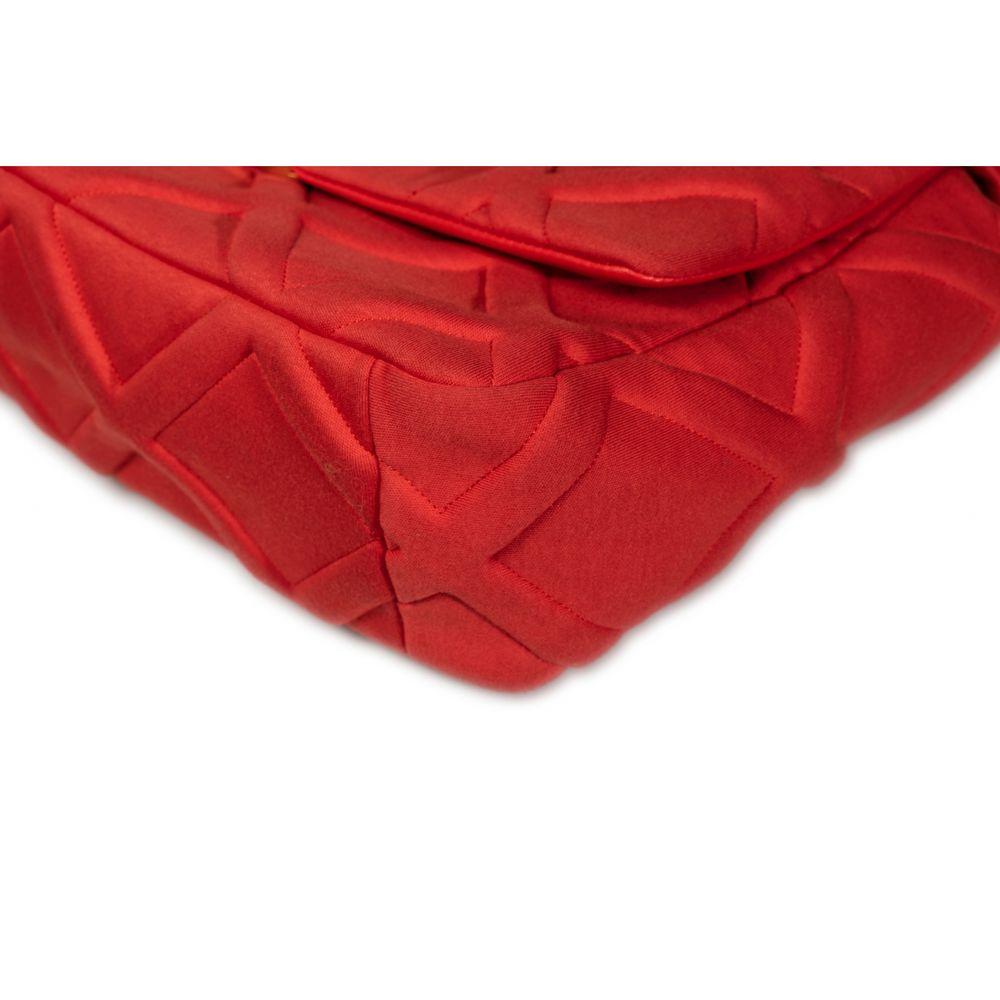 CHANEL:: 19 in roter Leinwand 13