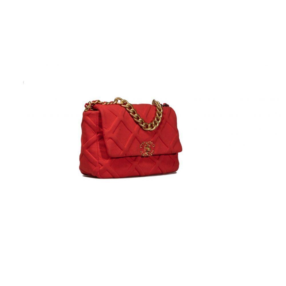 - Designer: CHANEL
- Modell: 19
- Zustand: Sehr guter Zustand. 
- Zubehör: Staubbeutel:: Echtheitskarte
- Maße: Breite: 30cm :: Höhe: 24cm :: Tiefe: 9cm :: Riemen: 110cm 
- Äußeres Material: Canvas
- Außenfarbe: Rot
- Material der Innenausstattung:
