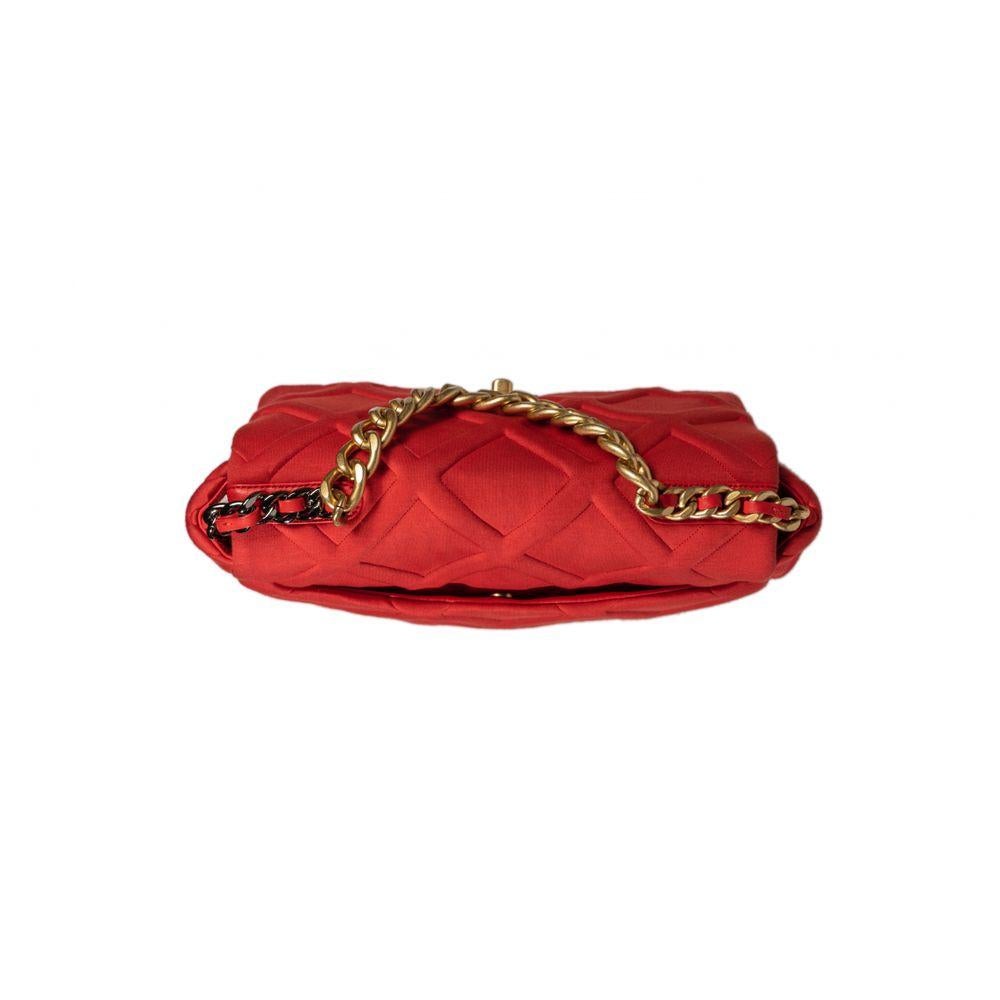 CHANEL, 19 in red canvas In Excellent Condition In Clichy, FR