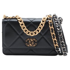 Portafoglio Chanel 19 in pelle d'agnello con catena nero