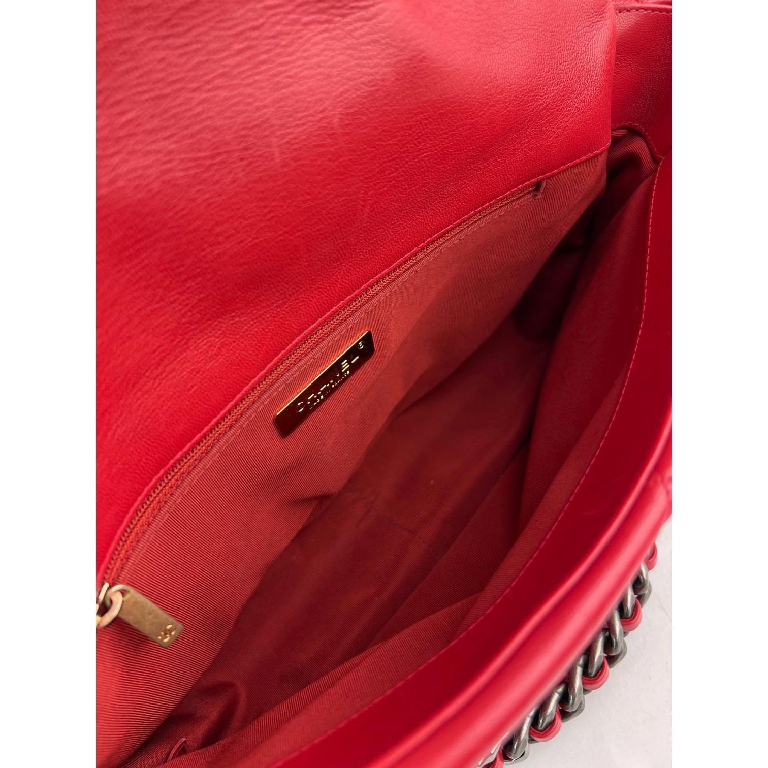 Chanel 19 Bolso grande acolchado de piel de cabra plateada y dorada con solapa roja en venta 6