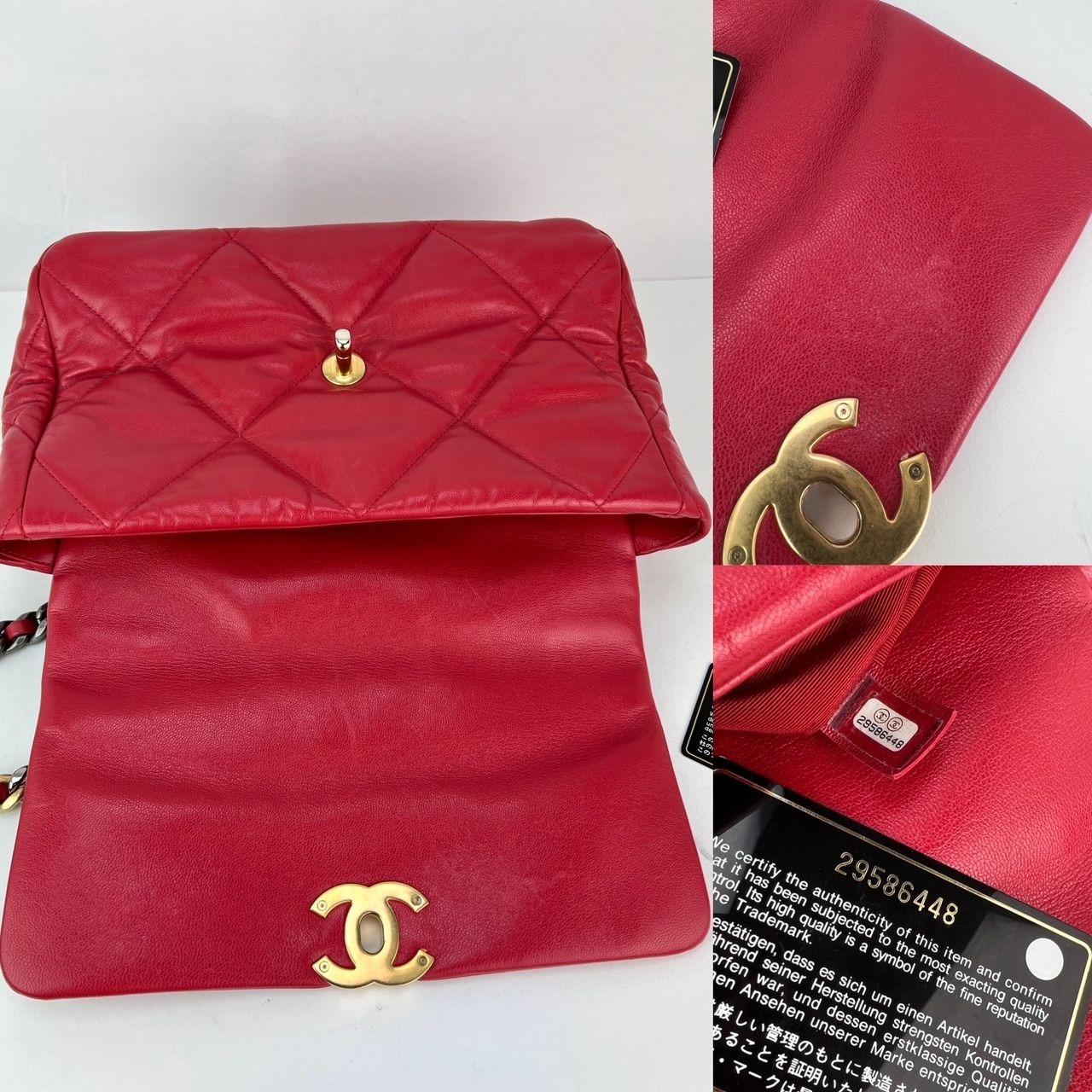 Chanel 19 Bolso grande acolchado de piel de cabra plateada y dorada con solapa roja en venta 7