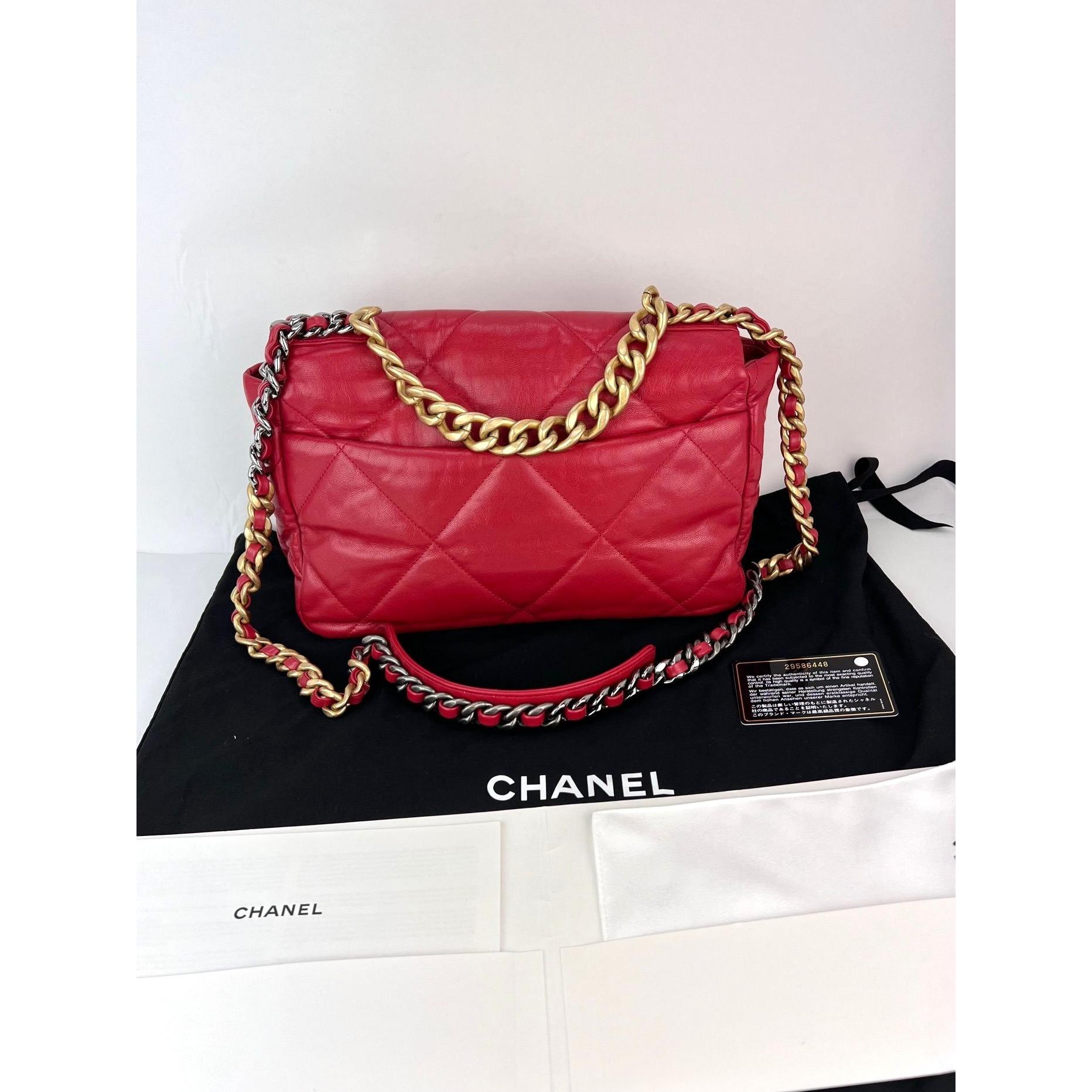 Chanel 19 Bolso grande acolchado de piel de cabra plateada y dorada con solapa roja en venta 8