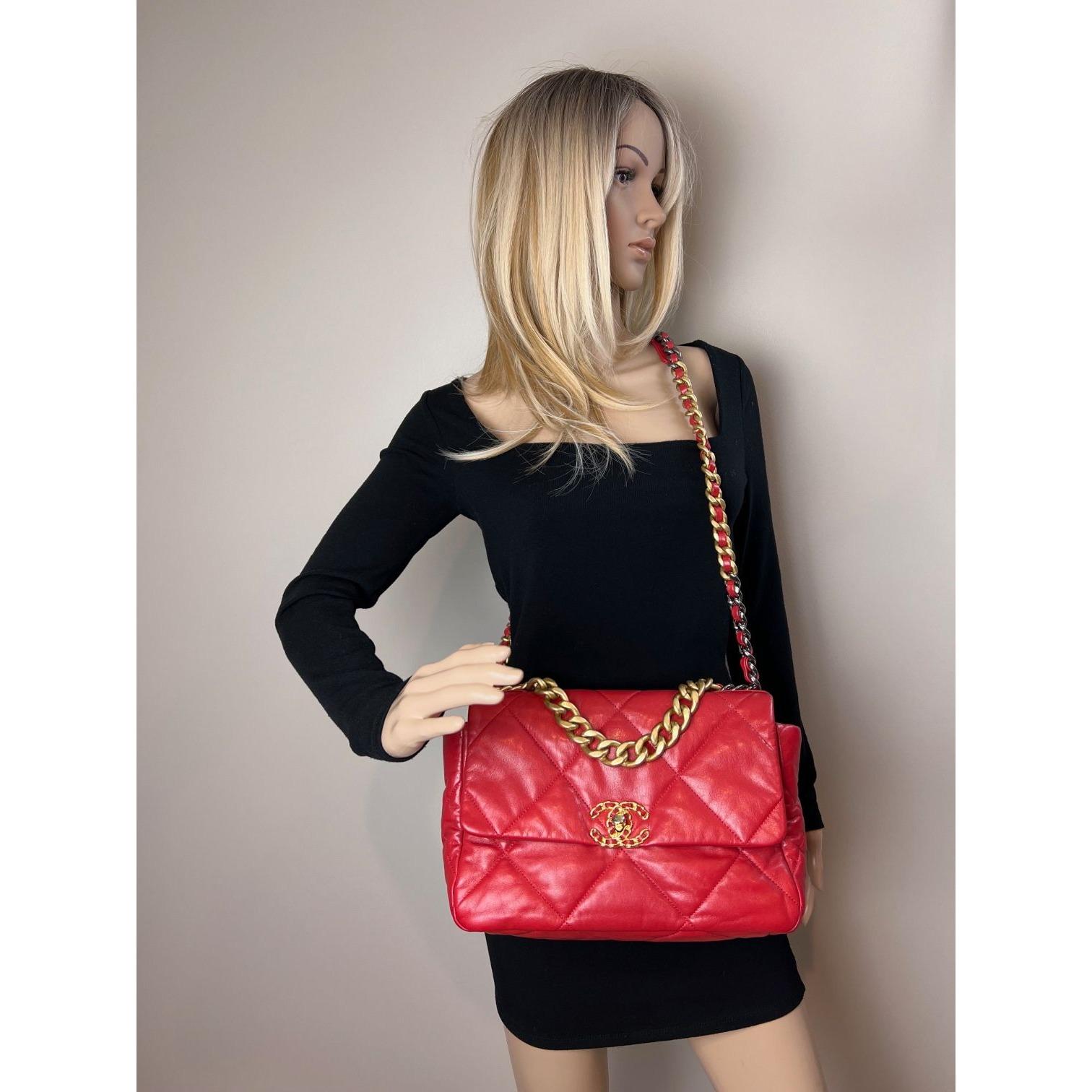 Usado , 100% auténtico
Chanel 19 Bolso grande con solapa de piel de cabra plateada y dorada roja
VALORACIÓN: A/B... Muy buena, bien mantenida,
muestra pequeños signos de desgaste
MATERIAL:piel de cabra
CORREA: cuero y 3 colores de cadena más gruesa
