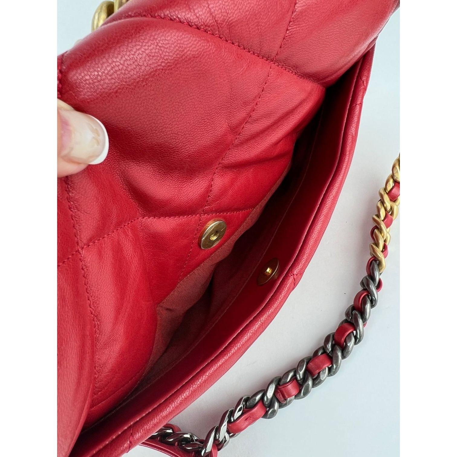 Chanel 19 Bolso grande acolchado de piel de cabra plateada y dorada con solapa roja Rojo en venta